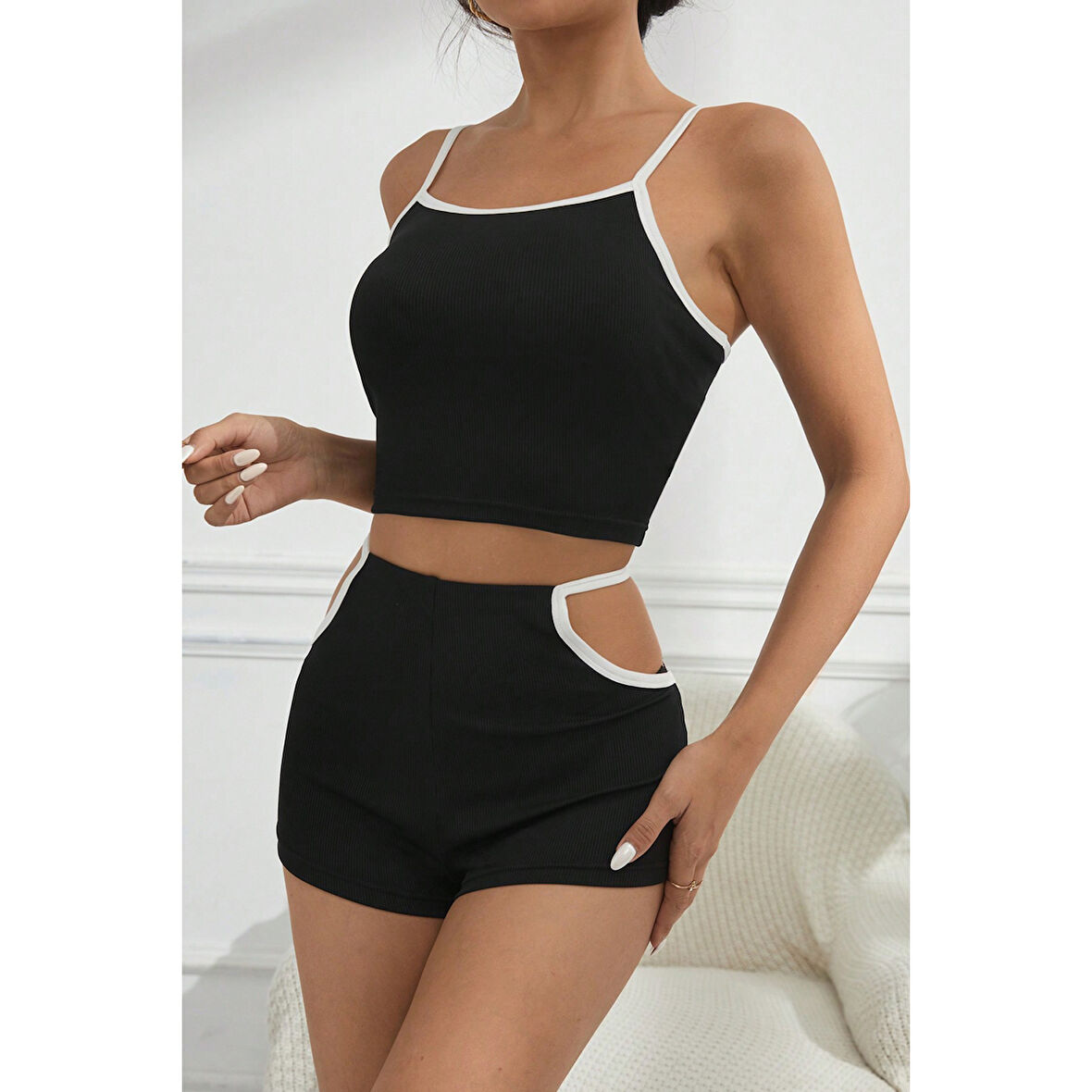 Kadın Siyah Beyaz Şortlu Cut-out Detaylı Gecelik Takımı