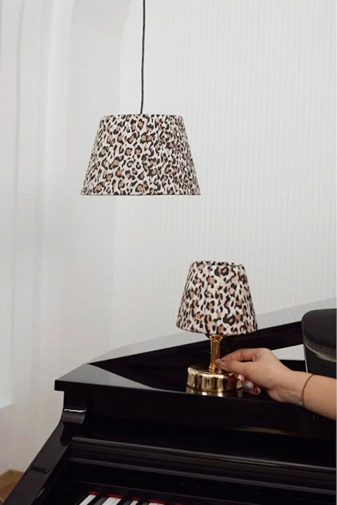 Leopar Desenli İpek Saten Parlak Gold Ayaklı Tasarım Kablosuz Gece Masa Lambası