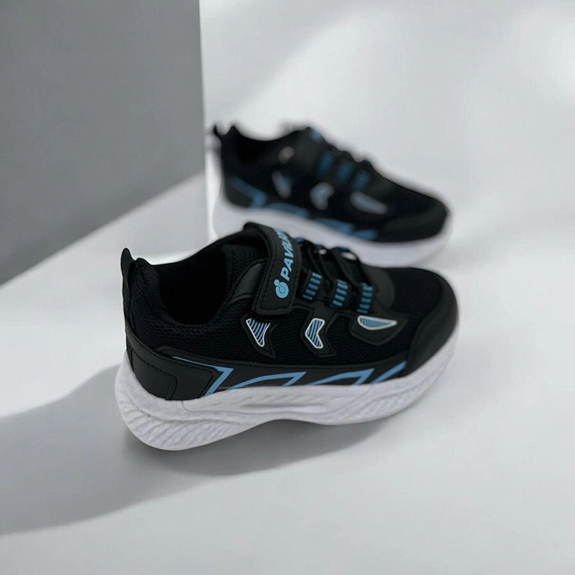 ERKEK ÇOCUK SİYAH ÜST MAVİ DETAYLI SNEAKER 