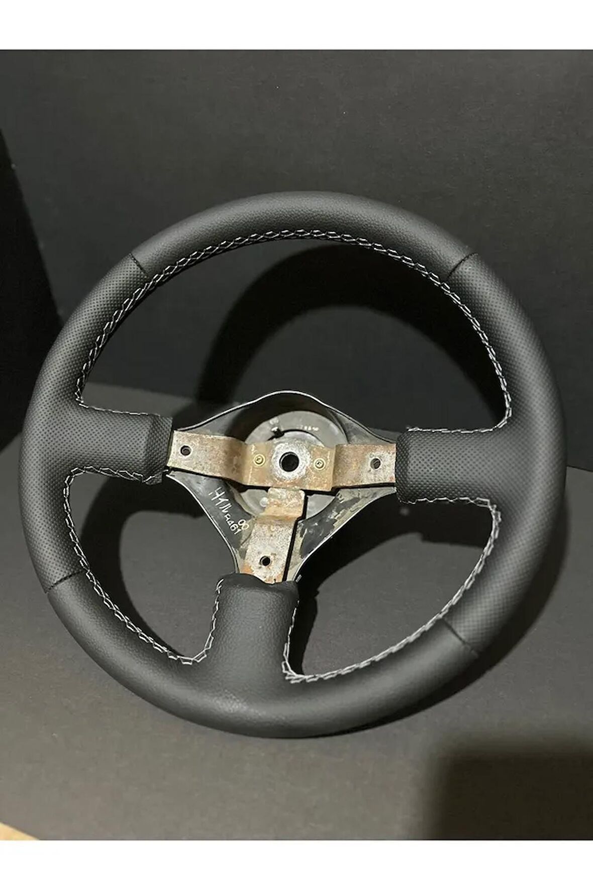 MAZDA 323 UYUMLU ARACA ÖZEL DİKMELİ DİREKSİYON KILIFI (GRİ İPLİ)