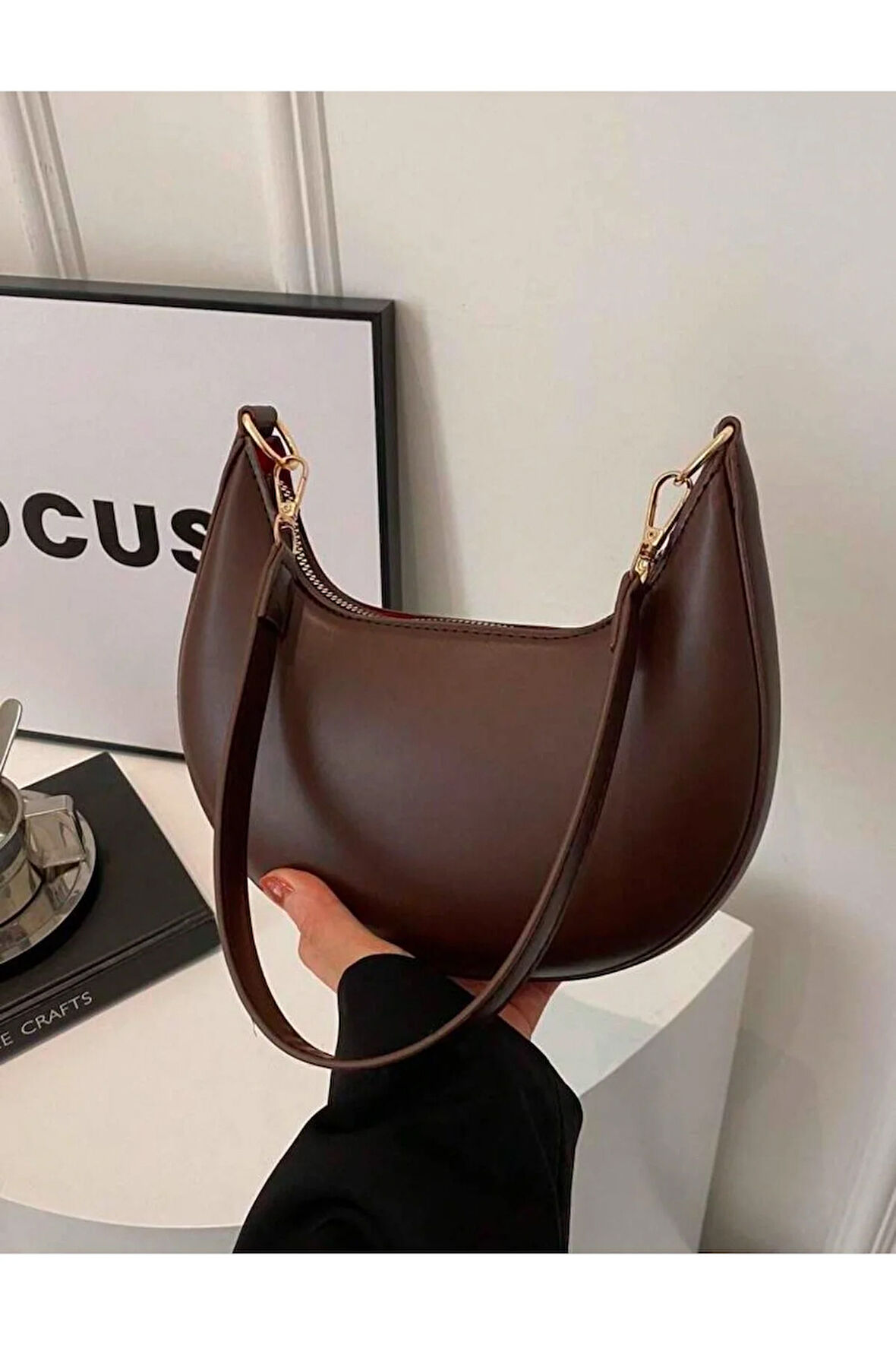 Modern Şıklığın Zarif Dokunuşu: Minimal Omuz Çanta