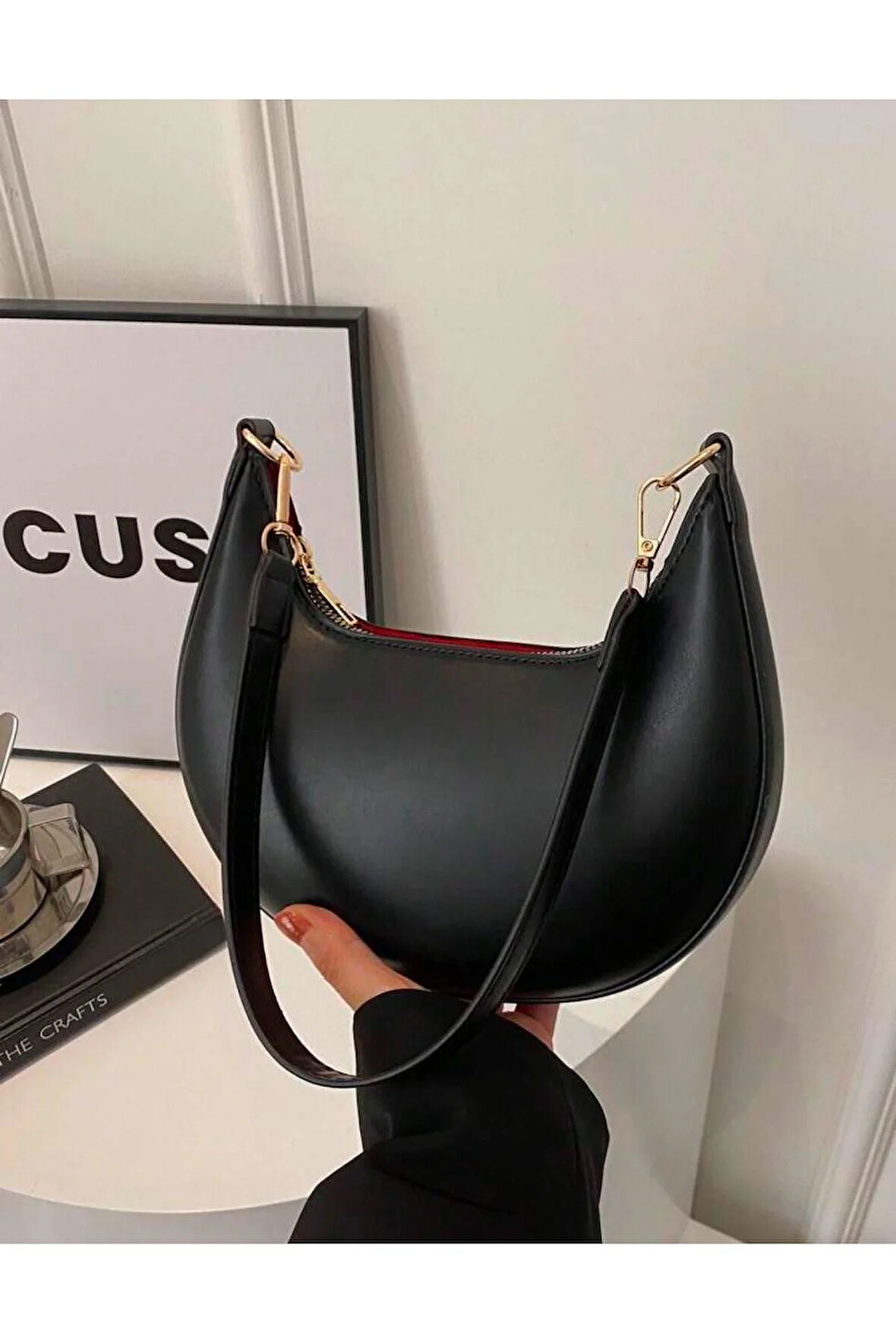 Modern Şıklığın Zarif Dokunuşu: Minimal Omuz Çanta