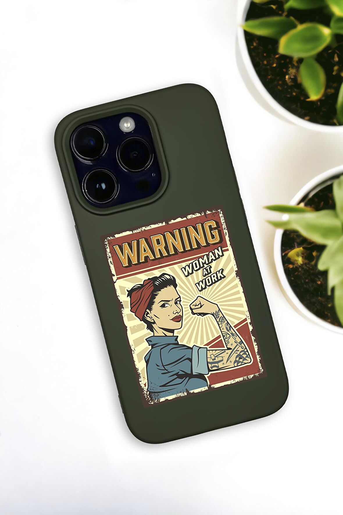 iPhone 14 Pro Max Uyumlu Women At Work Desenli Premium Silikonlu Haki Lansman Telefon Kılıfı
