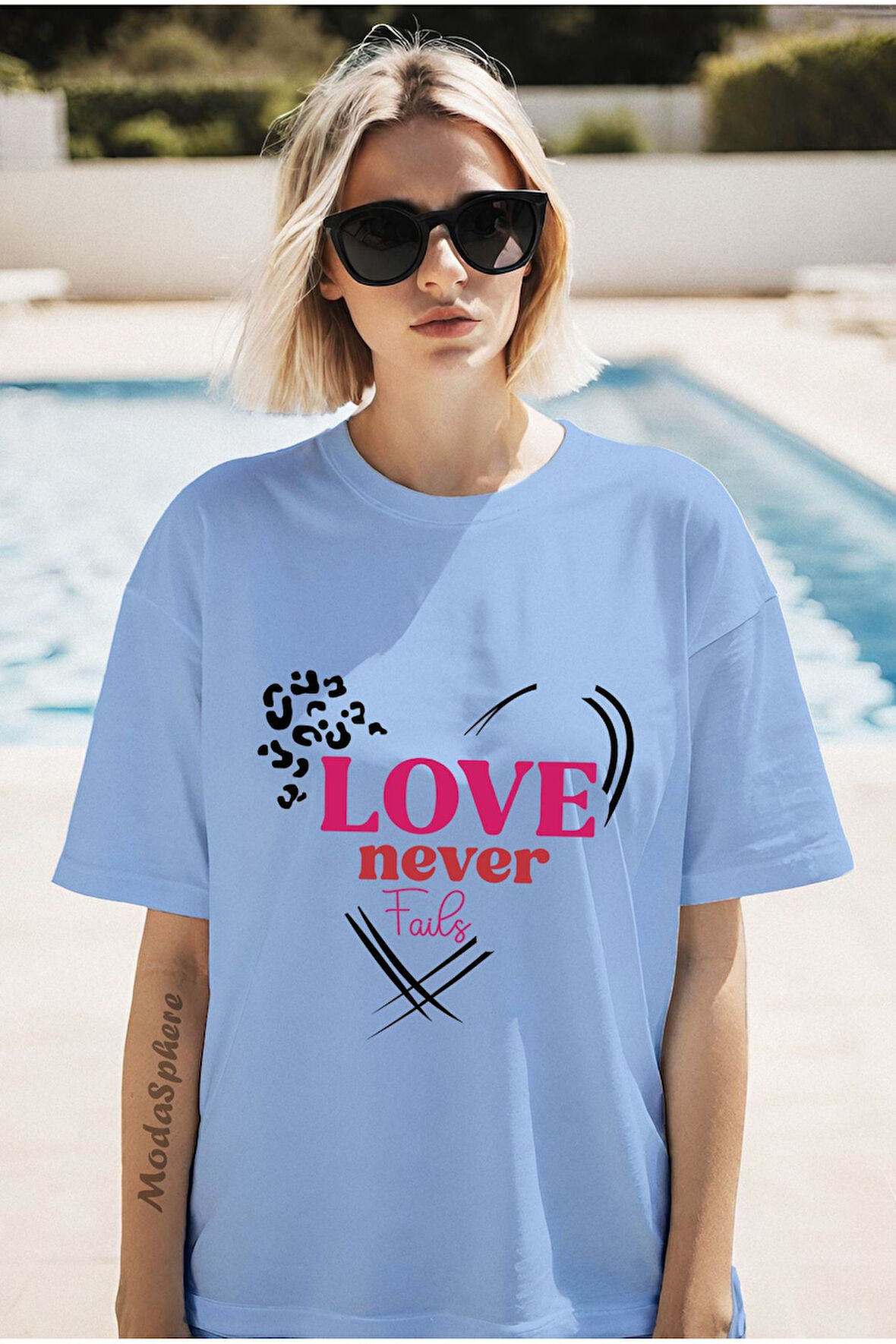 LOVE NEVER FAILS BASKILI BİSİKLET YAKA KISA KOLLU UNISEX TİŞÖRT