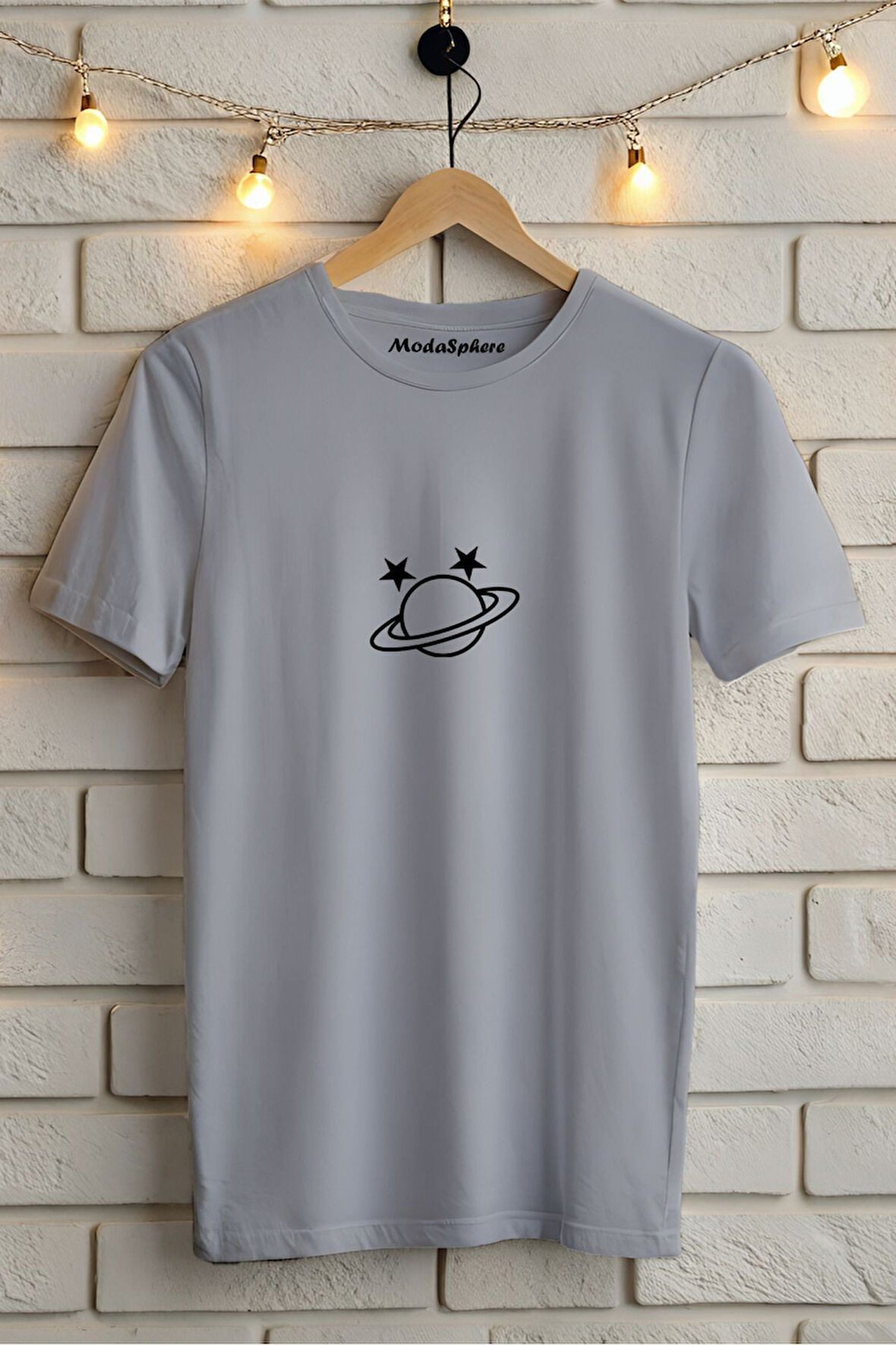 SATURN VE YILDIZ BASKILI BİSİKLET YAKA KISA KOLLU UNISEX TİŞÖRT