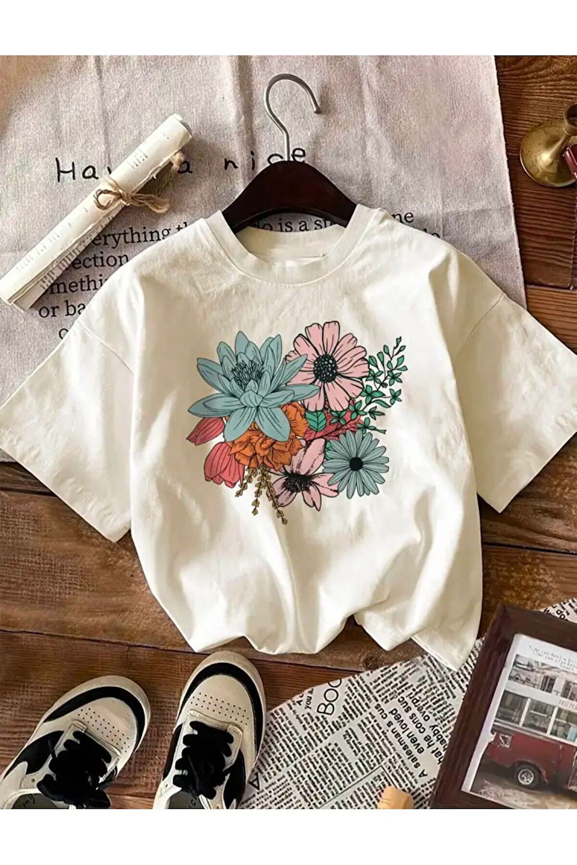 ÇİÇEKLER DESEN BASKILI BASİC T-SHİRT