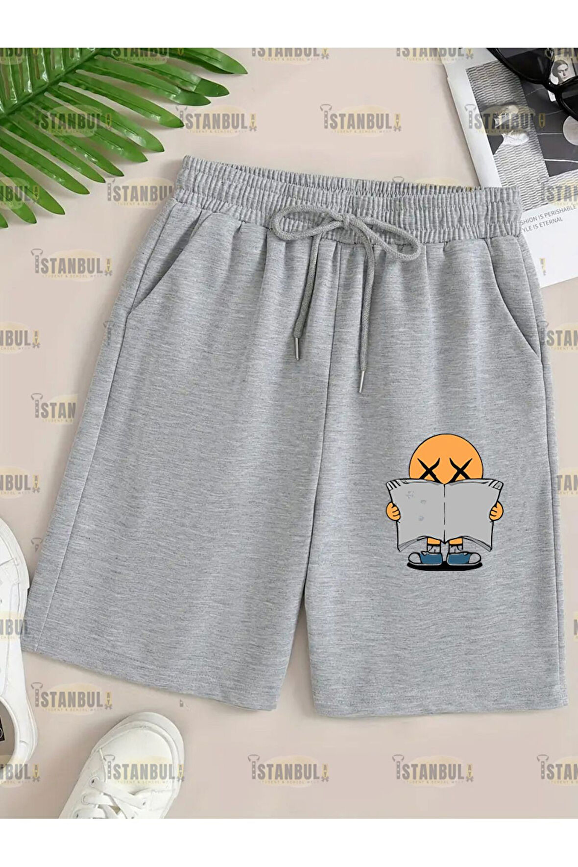 Gazete Okuyan Emoji Baskılı- Erkek Regular Fit Cepli Şort