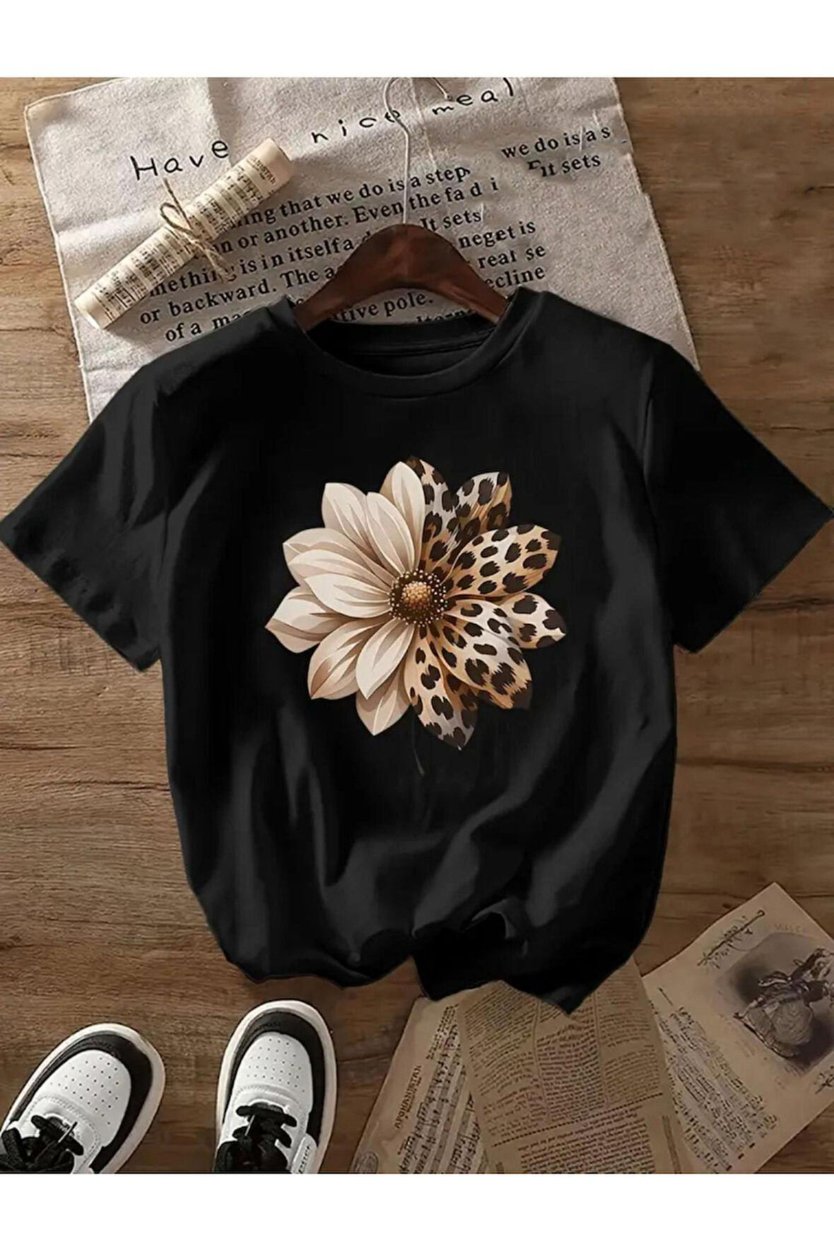 Çiçek Baskılı Kadın T-Shirt