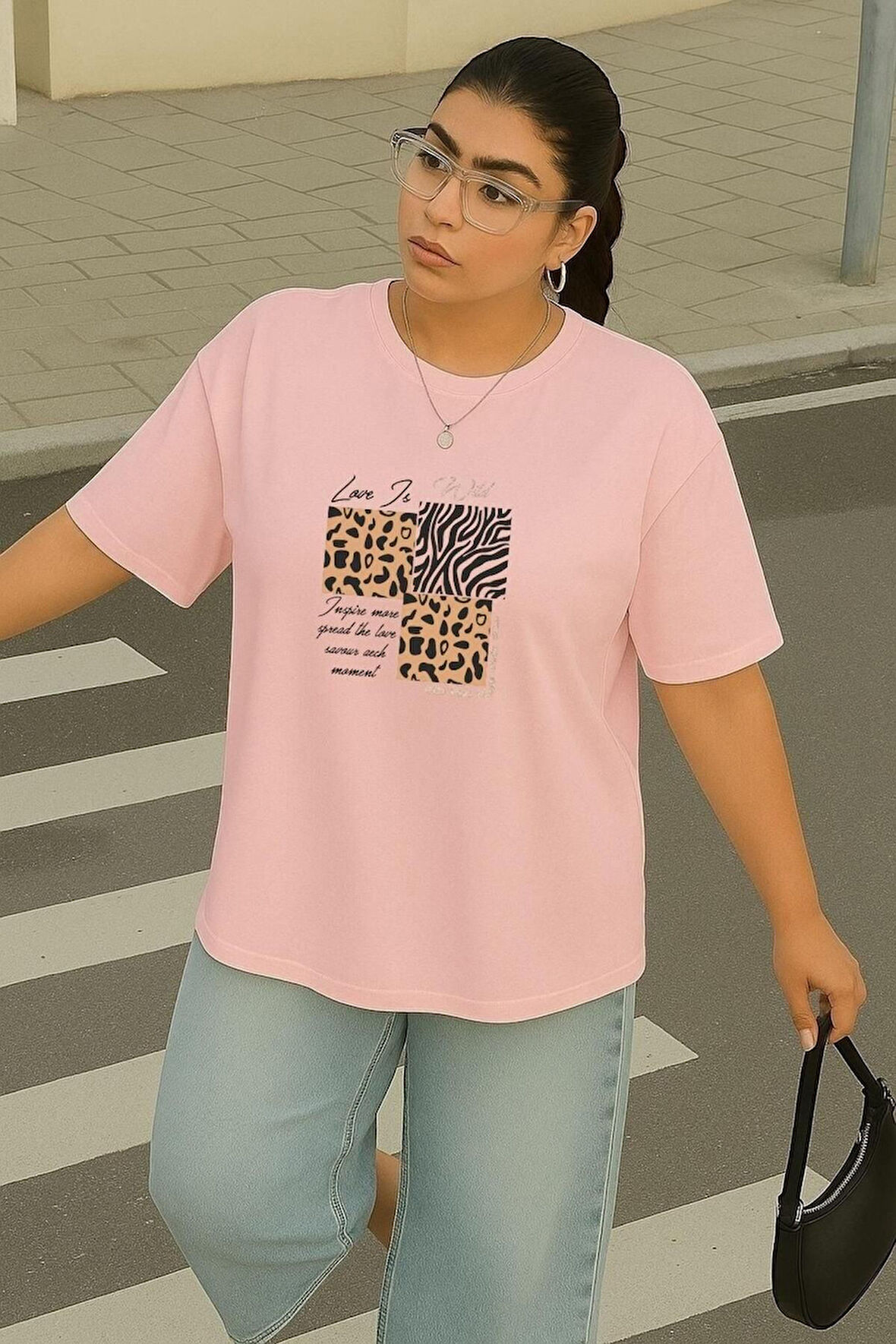 Büyük Beden Love Is Wild Baskılı Unisex Oversize Tişört