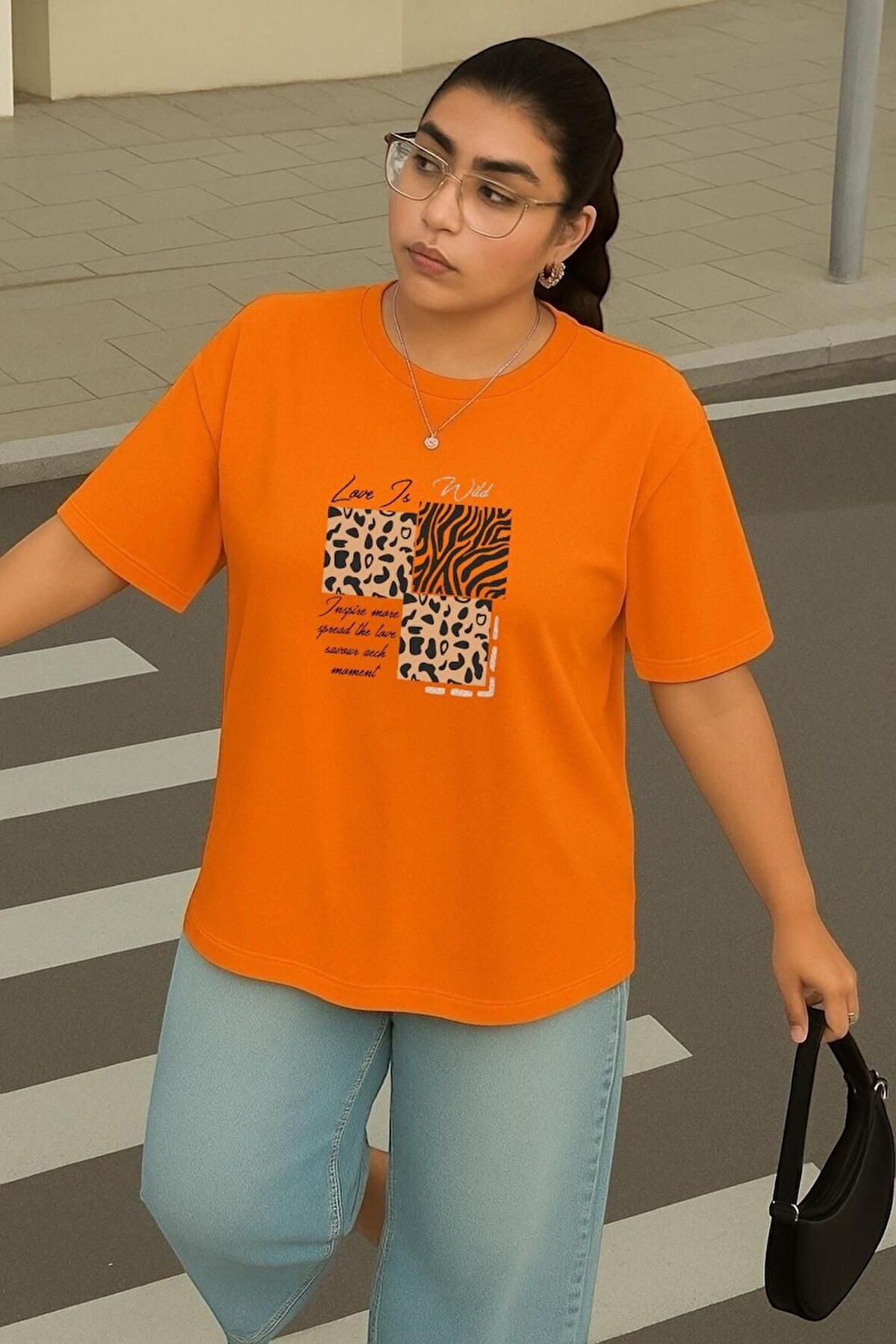 Büyük Beden Love Is Wild Baskılı Unisex Oversize Tişört