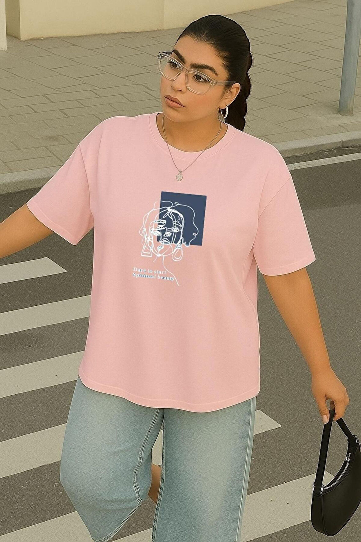 Büyük Beden Çizgili Kadın Figürü Baskılı Oversize Tişört