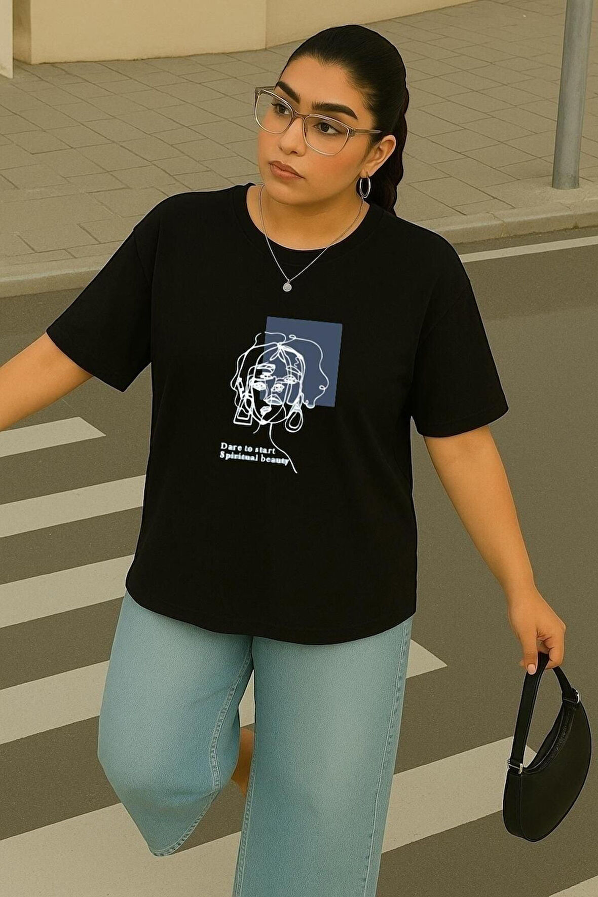 Büyük Beden Çizgili Kadın Figürü Baskılı Oversize Tişört