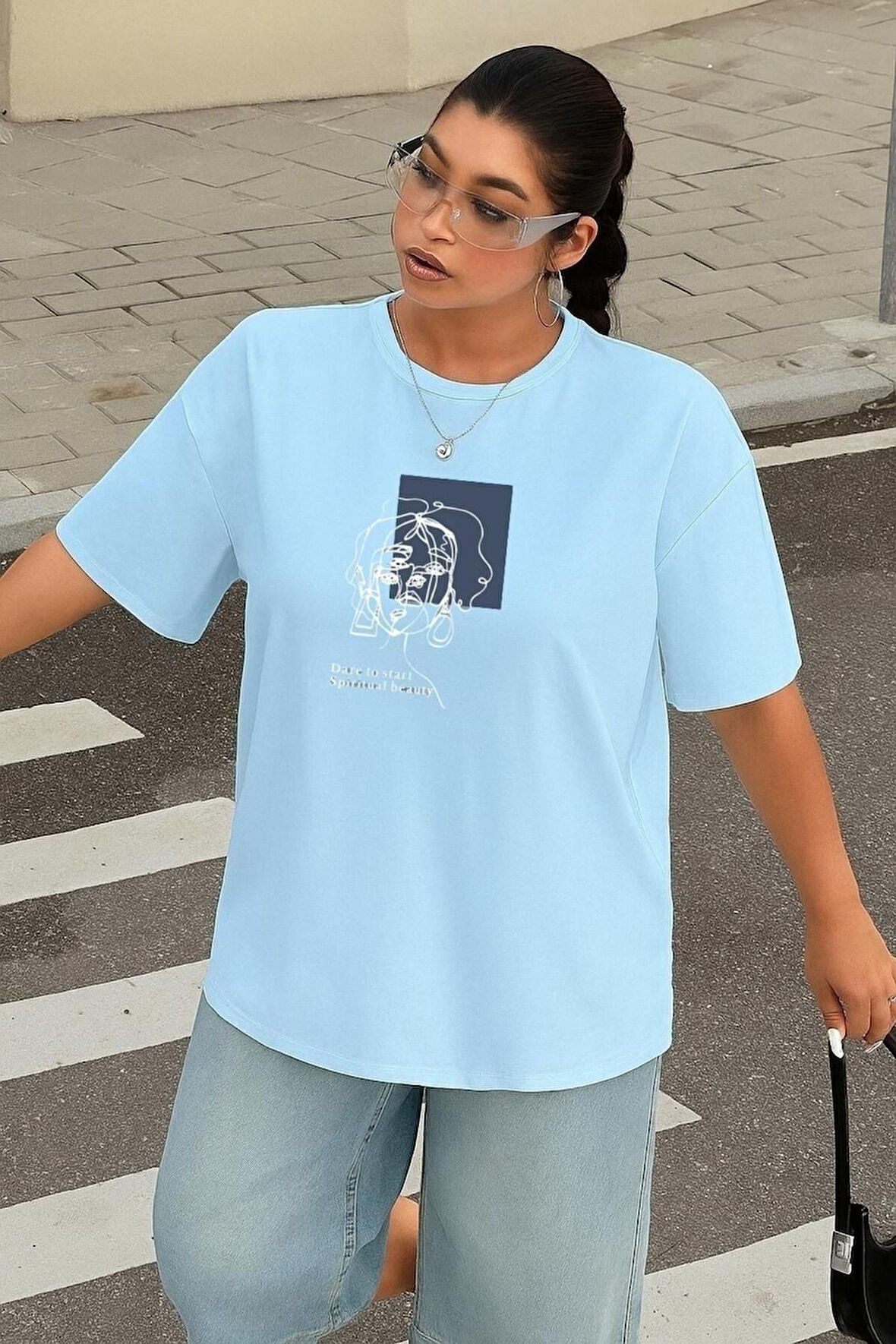 Büyük Beden Çizgili Kadın Figürü Baskılı Oversize Tişört