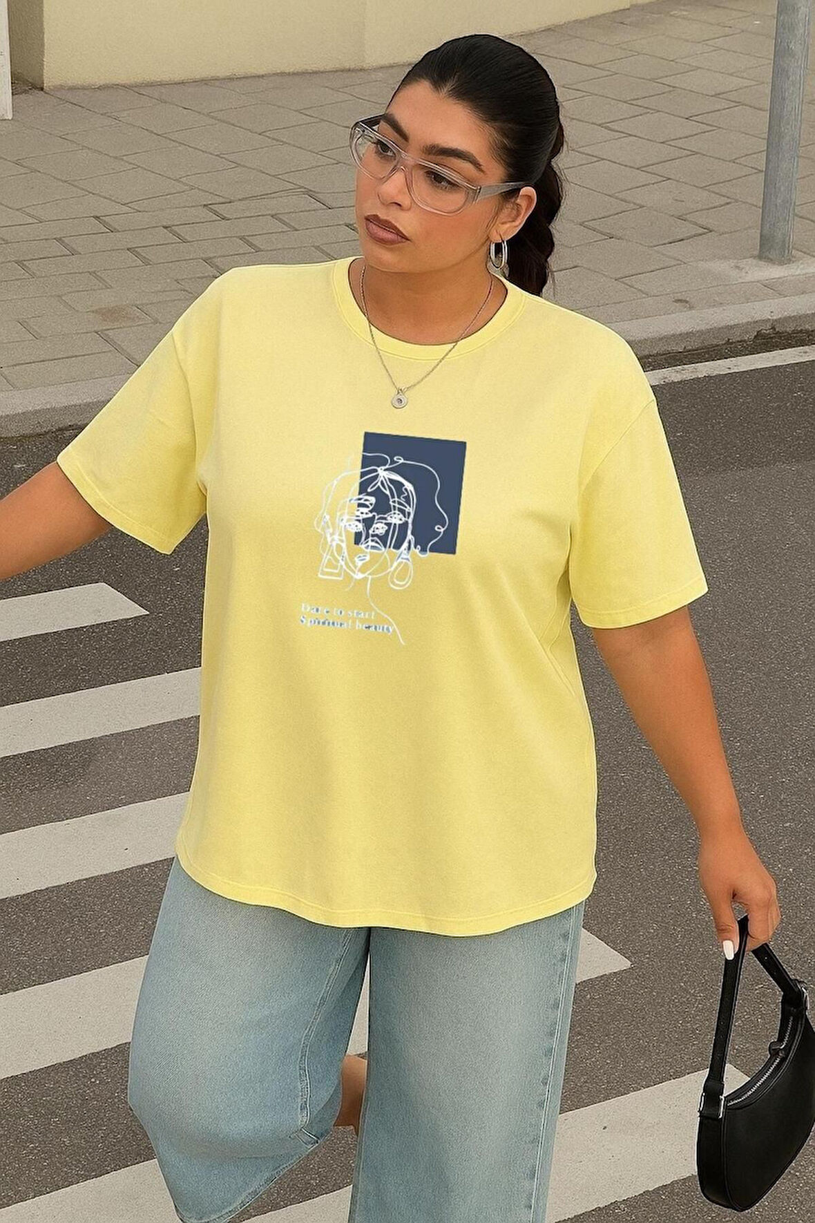 Büyük Beden Çizgili Kadın Figürü Baskılı Oversize Tişört