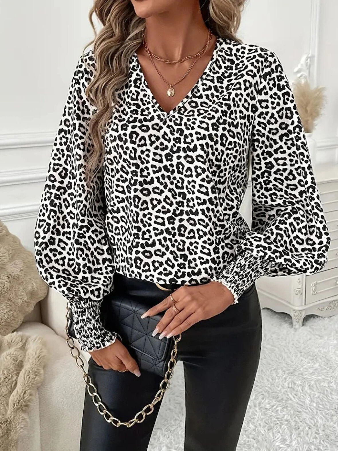 MDB Kadın Uzun Kollu V Yaka Kollar Gipe Detaylı Leopar Desenli Süprem Bluz