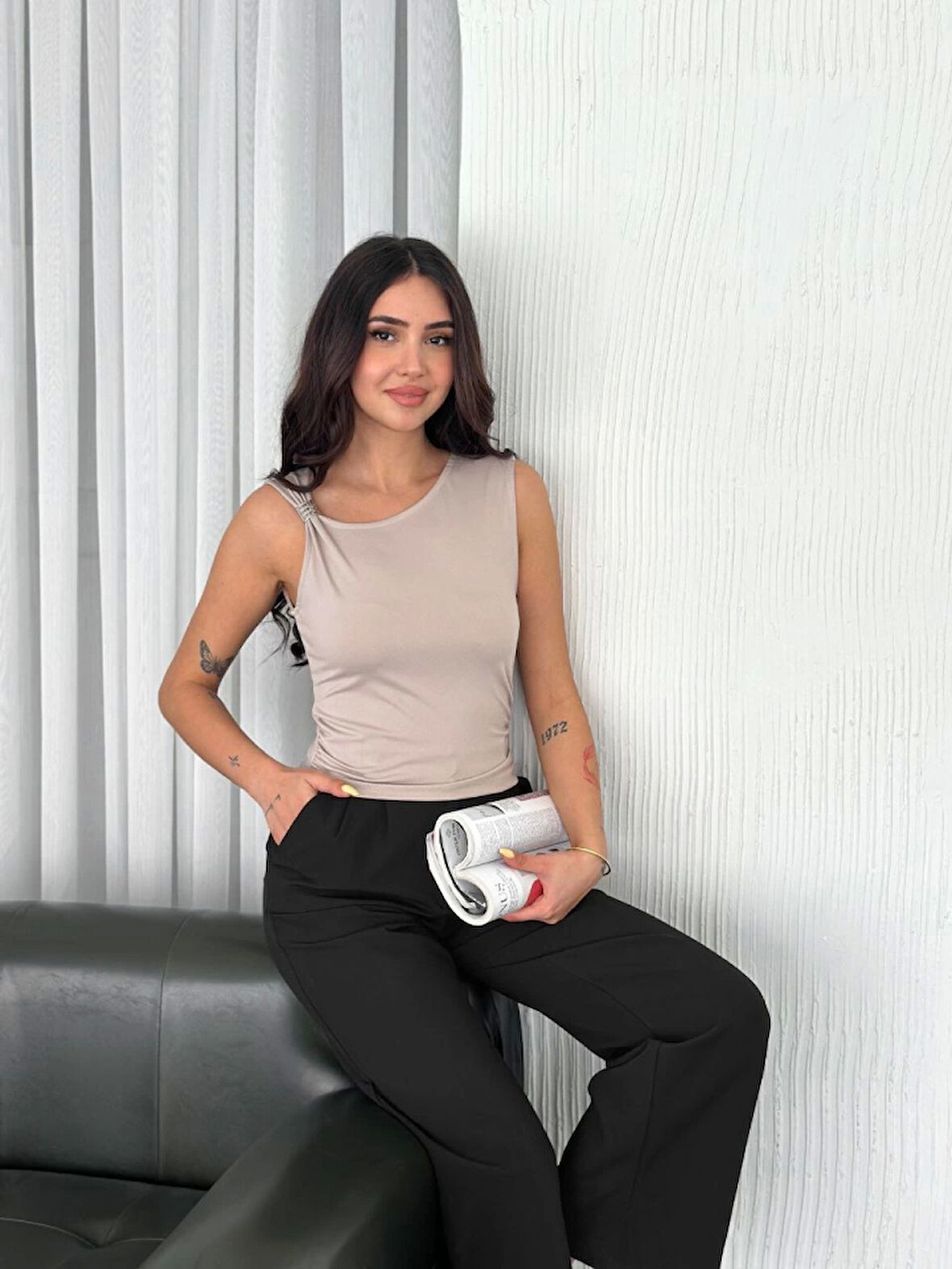 Osy Modal Yumuşak Dokulu Kumaş Bisiklet Yaka Sıfır Kol Bluz Omuz Toka Aksesuar Detaylı - Bej