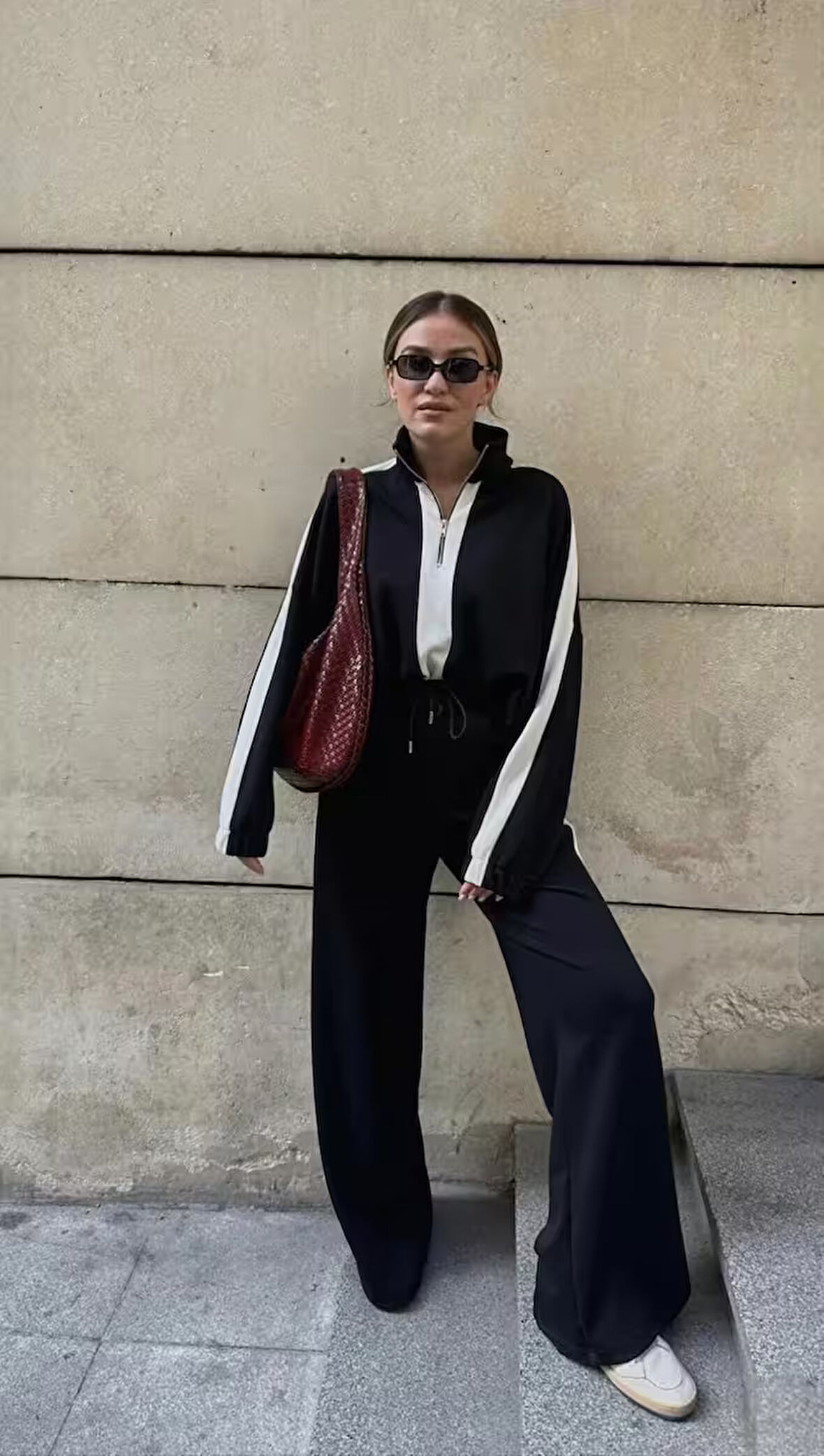 Kadın Siyah Beyaz Yarım Pat Fermuarlı Şerit Detaylı Sweat Pantolon Takım