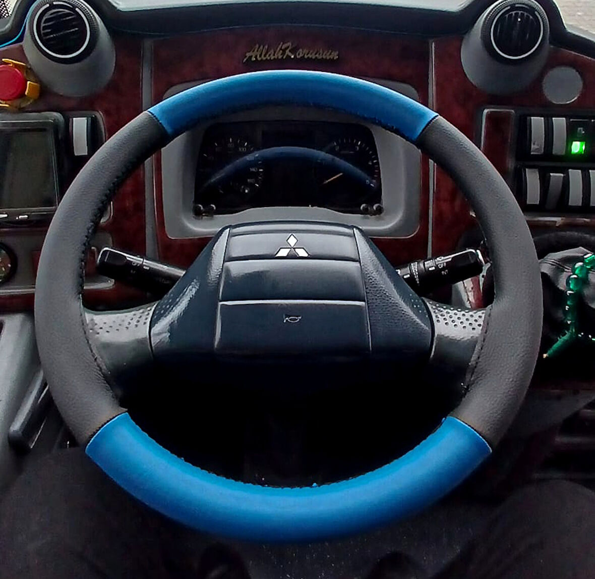 DİKİŞLİ DİREKSİYON KILIFI SİYAH DERİ MAVİ DERİ SİYAH DİKİŞLİ TEMSA PRESTİJ İÇİN FOTODAKİ DİREKSİYON