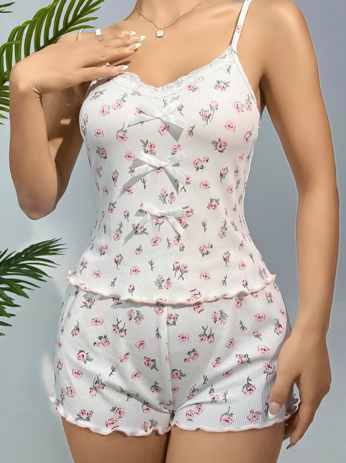 Pamuklu Beyaz Üstüne Çiçek Desen Fitilli Askılı Şortlu Pijama Takımı