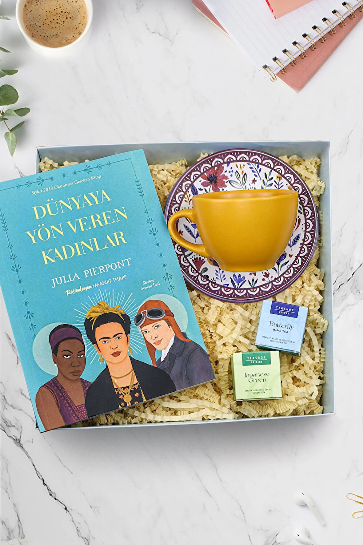 Dünyaya Yön Veren Kadınlar Kitabı & Turuncu Fincan & 2'li Teashop Bitki Çayı Kitap Hediye Seti