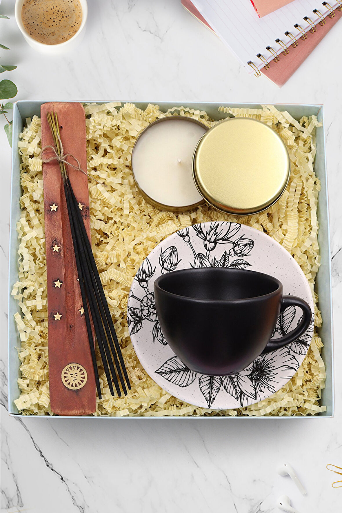 Gold Metal Kutulu Mum & Çubuk Tütsü & Siyah Fincan Hediye Seti