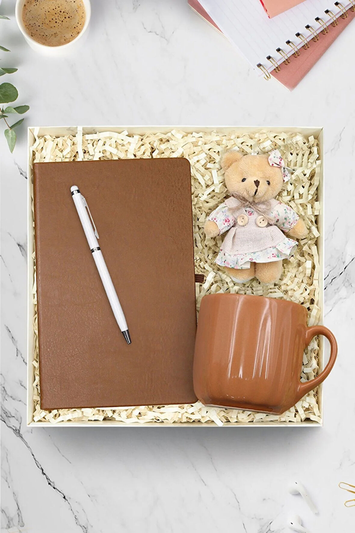 Kahverengi Defter & Beyaz Touch Pen & Kahverengi Kupa & Mini Elbiseli Ayıcık Anahtarlık Hediye Seti
