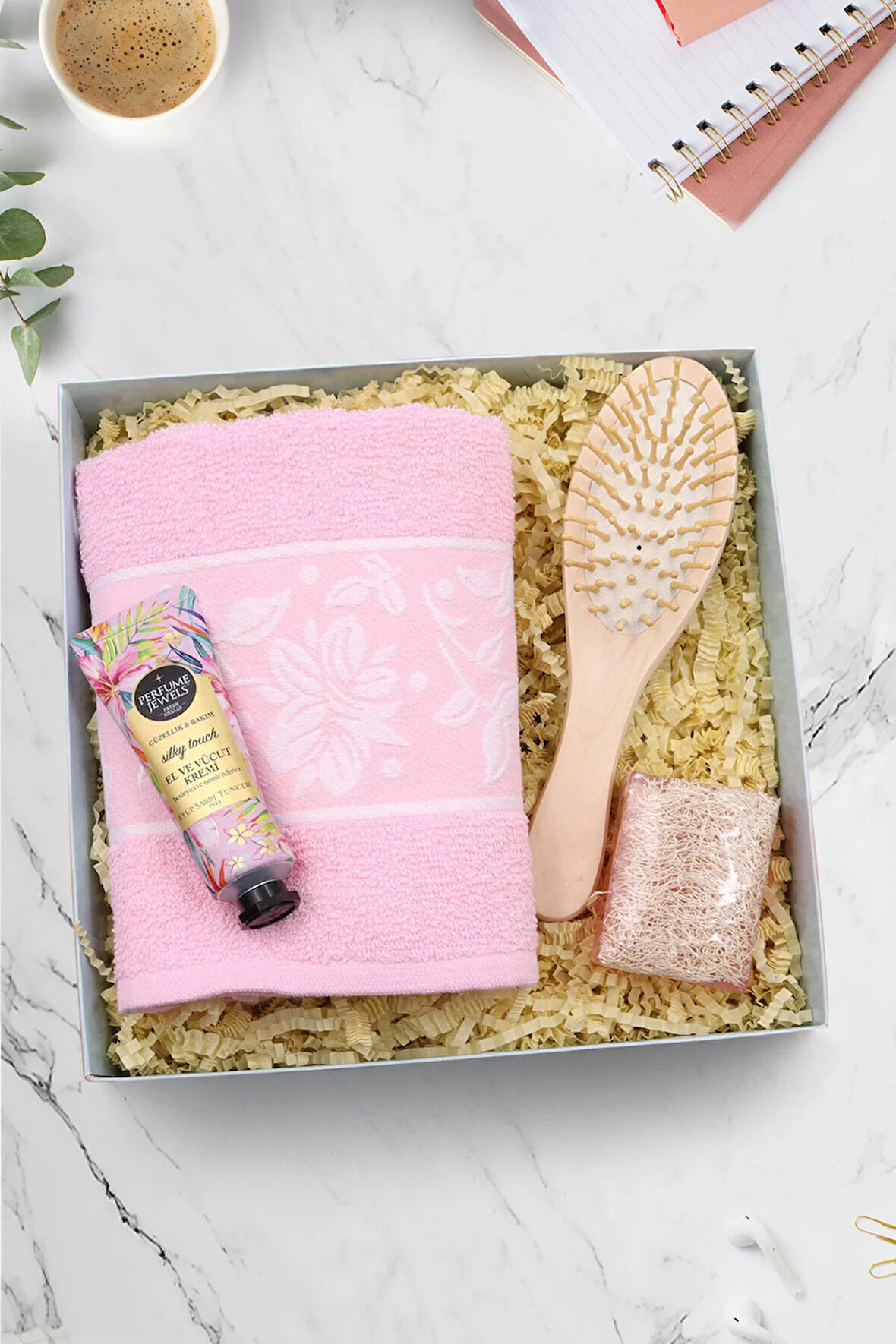 El ve Yüz Havlu & Kabak Lifli Sabun & Ahşap Tarak & Eyüp Sabri Tuncer El ve Vücut Kremi Hediye Seti