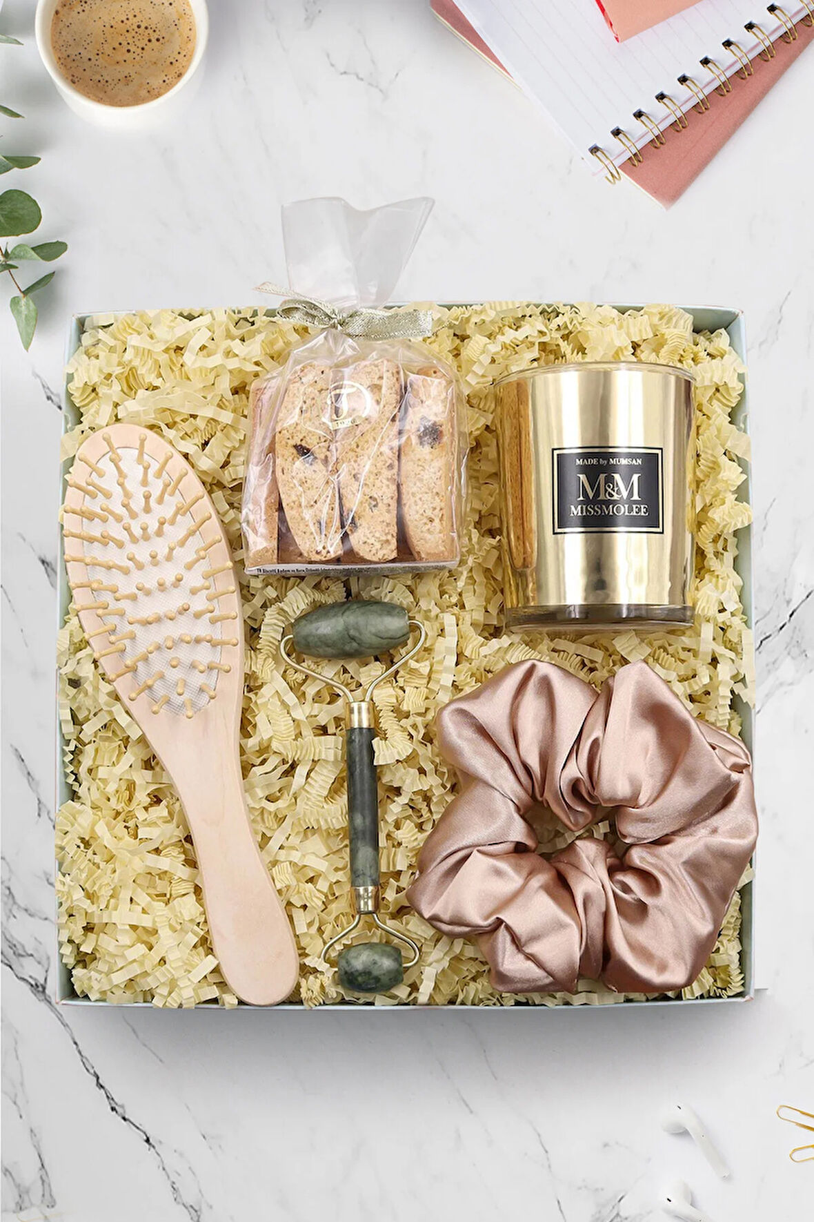 Gold Bardak Mum & Yeşim Taşı Yüz Masaj Aleti & Tarak & Saten Toka & Bademli Kurabiye Hediye Seti