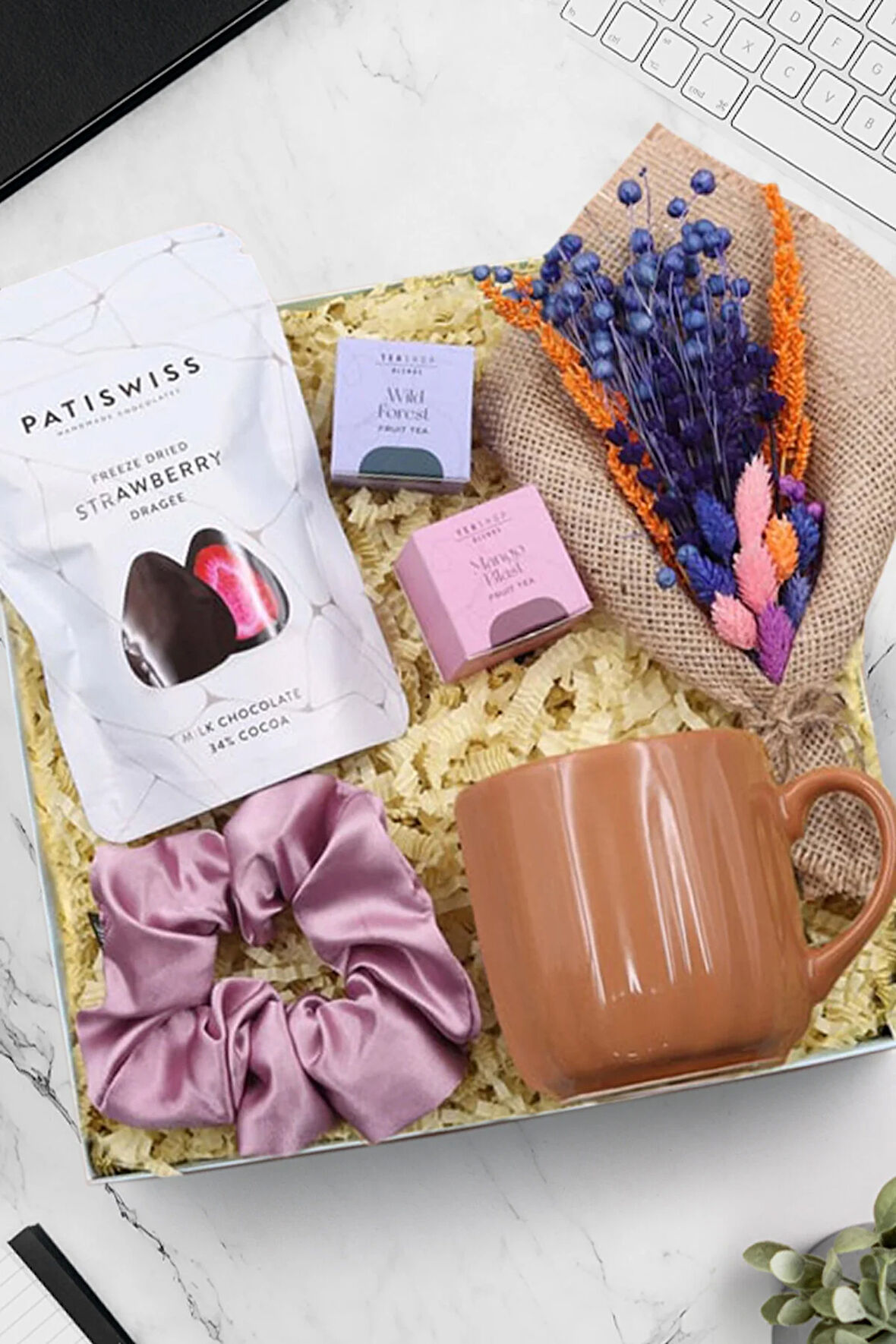 Kupa & El Yapımı Buket Çiçek & 2'li Bitki Çayı & Saten Toka & Patiswiss Hediye Seti