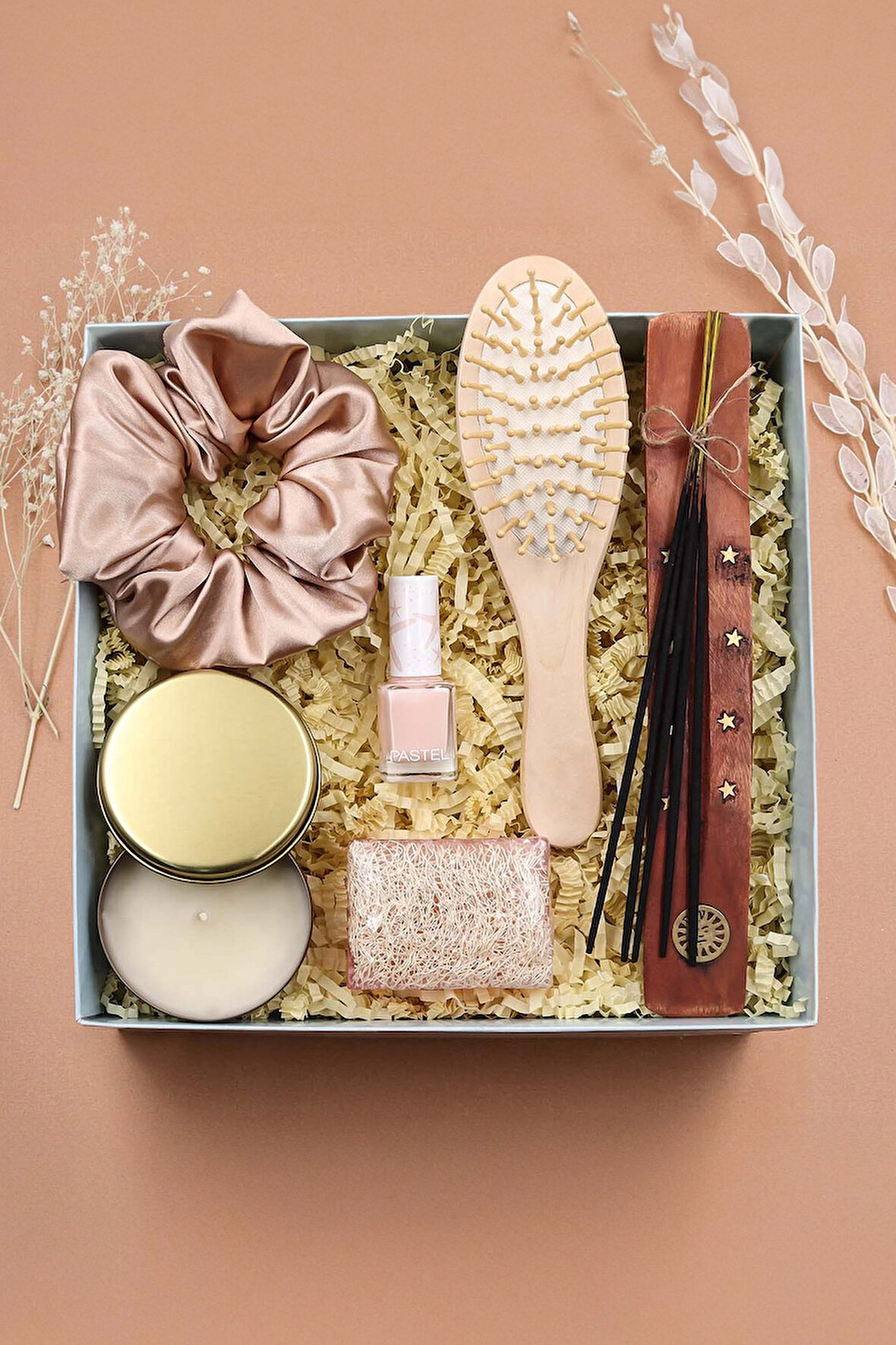 Metal Kutulu Mum & Tütsü & Ahşap Tarak & Kabak Lifli Sabun & Pastel Oje & Saten Toka Hediye Seti