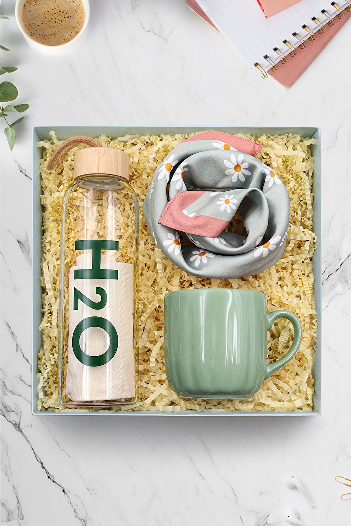 Bambu Kapaklı 600ml Cam Matara & Papatya Desenli Fular & Yeşil Kupa Hediye Seti