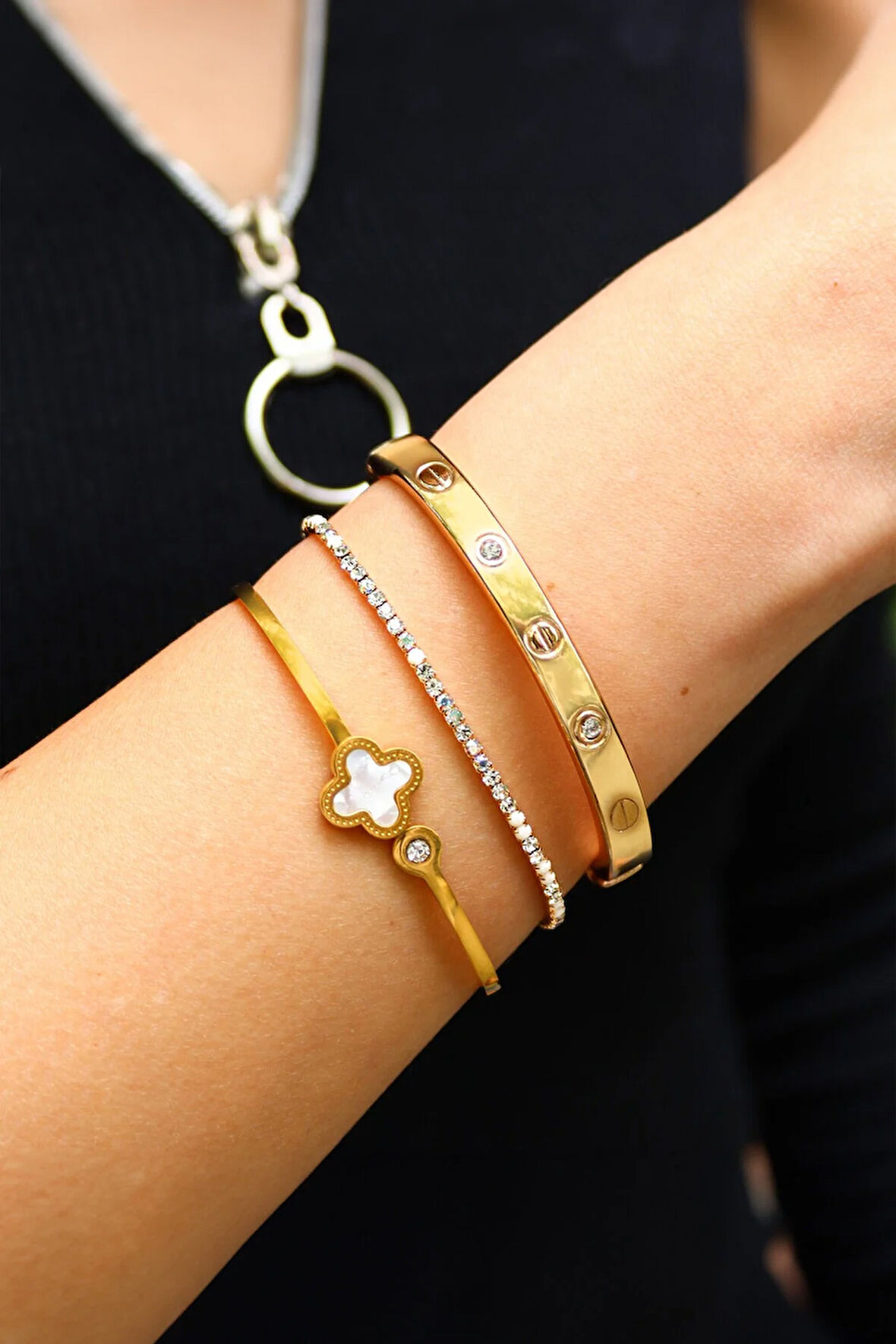 Yonca Detaylı Çelik Bileklik & Suyolu Bileklik & Taş Detaylı Gold Renk Çelik Bileklik Hediye Seti