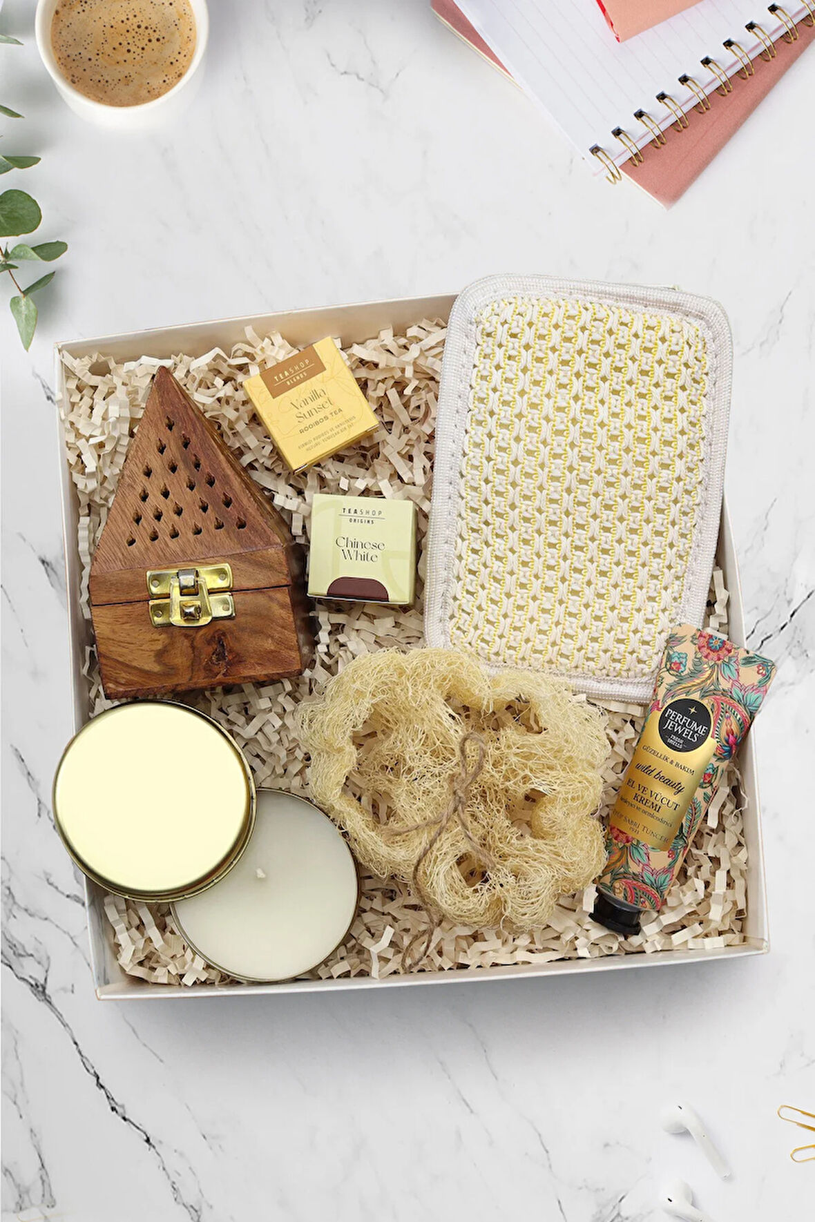 Gold Metal Kutulu Mum & 2'li Bitki Çayı & Krem & Piramit Tütsülük & Kabak Lif & Duş Kese Hediye Seti