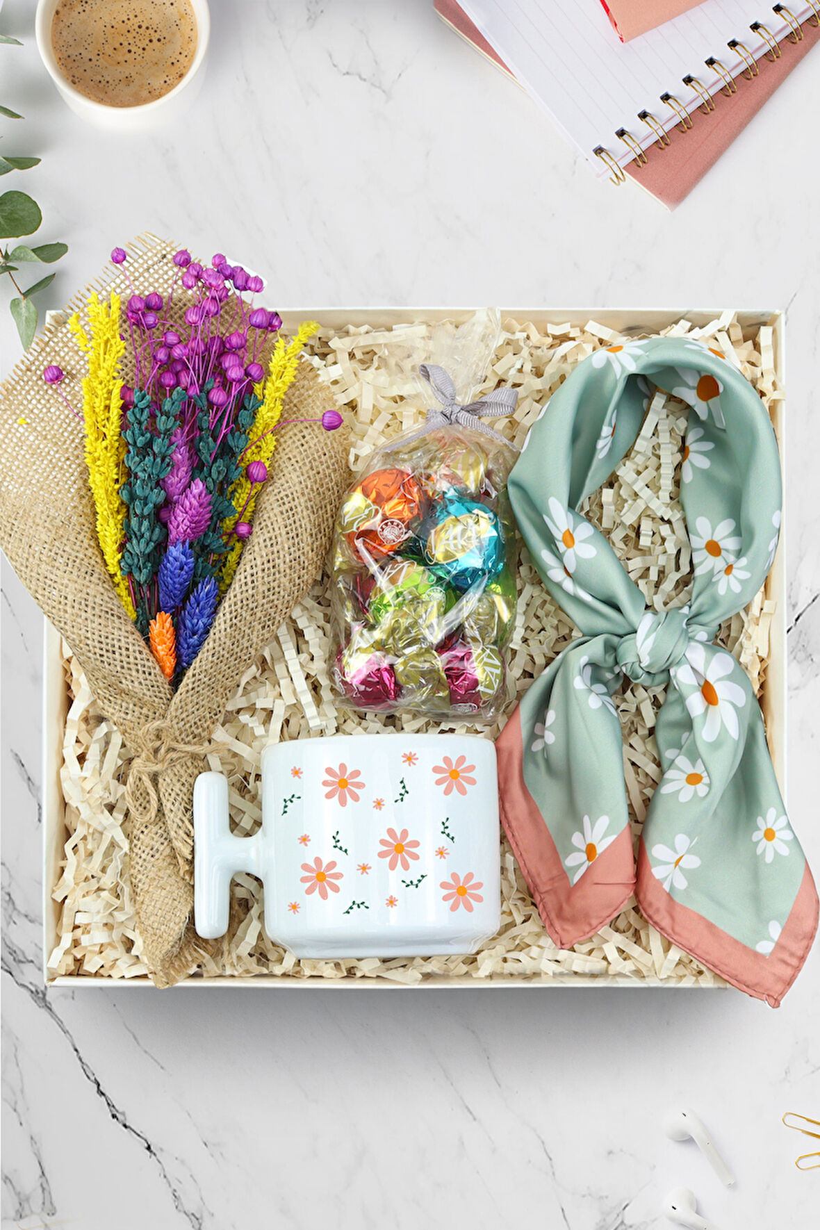 Papatyalı T Kupa & Papatya Detaylı Fular & Lavi Çikolata & Kurutulmuş Çiçek Buketi Hediye Seti