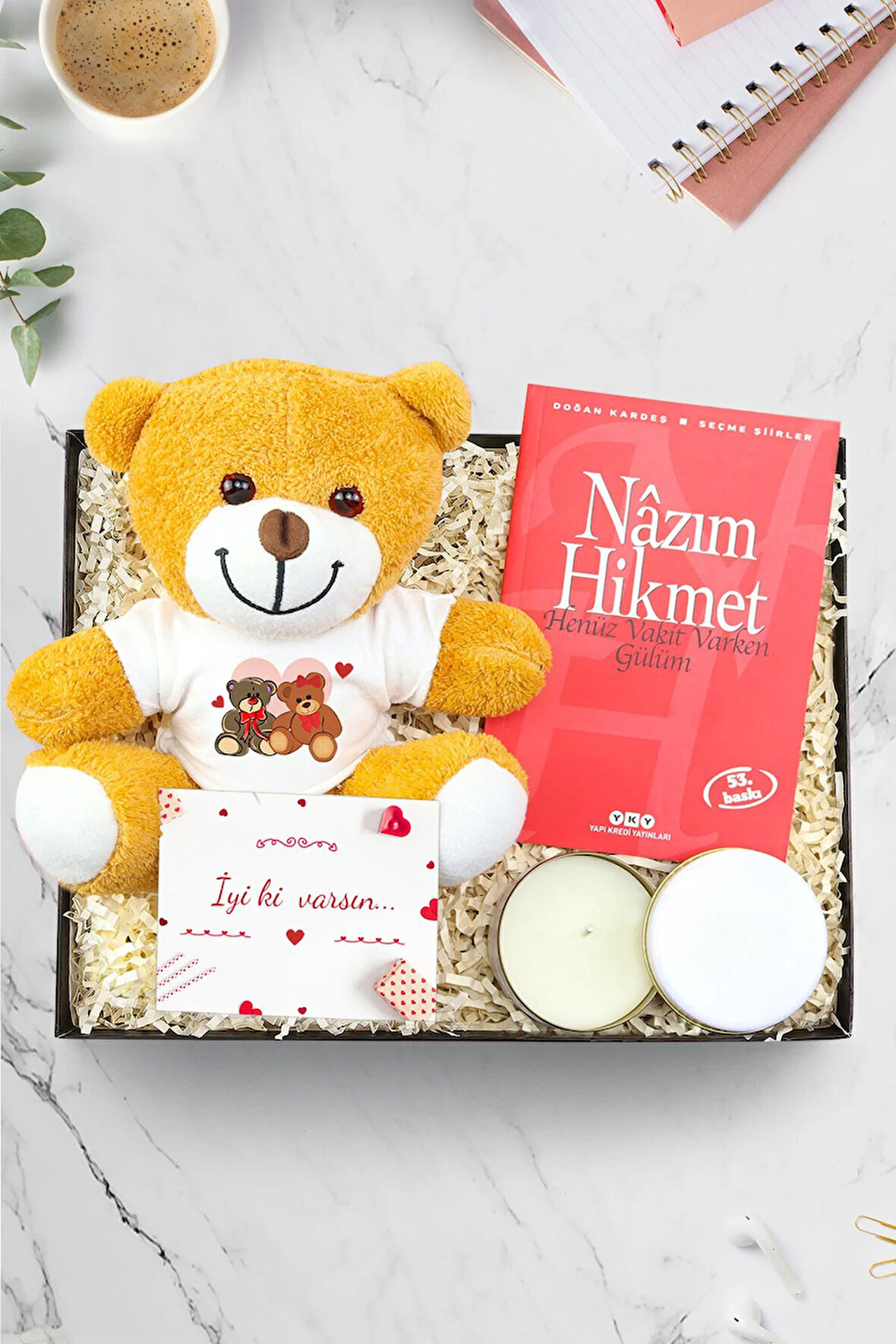 Tasarım Peluş Ayıcık & Nazım Hikmet - Henüz Vakit Varken Gülüm & Beyaz Metal Kutulu Mum Hediye Seti