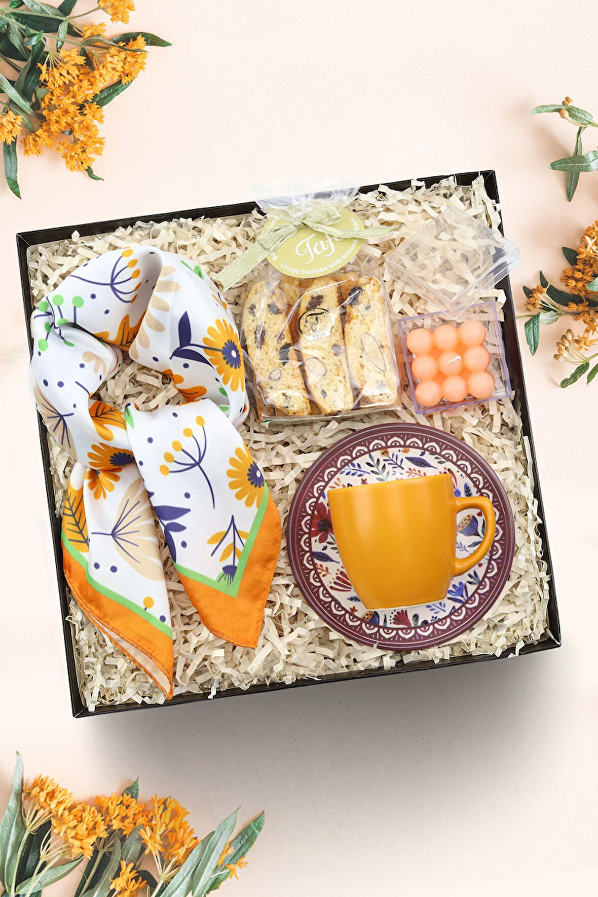 Turuncu Fular & Turuncu Türk Kahvesi Fincanı & Bademli Kurabiye & Bubble Mum Hediye Seti