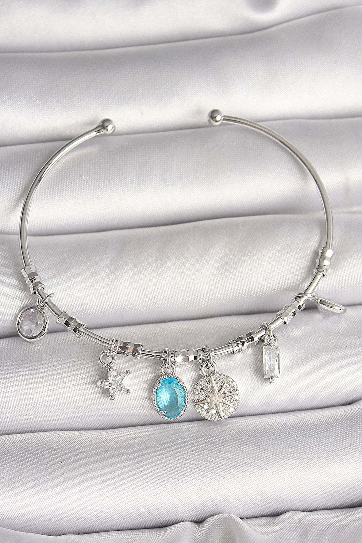 CEYLAN ADAM Pirinç Gümüş Renk Sallantı Pusula Figür Kalp Detay Charm Kadın Bileklik