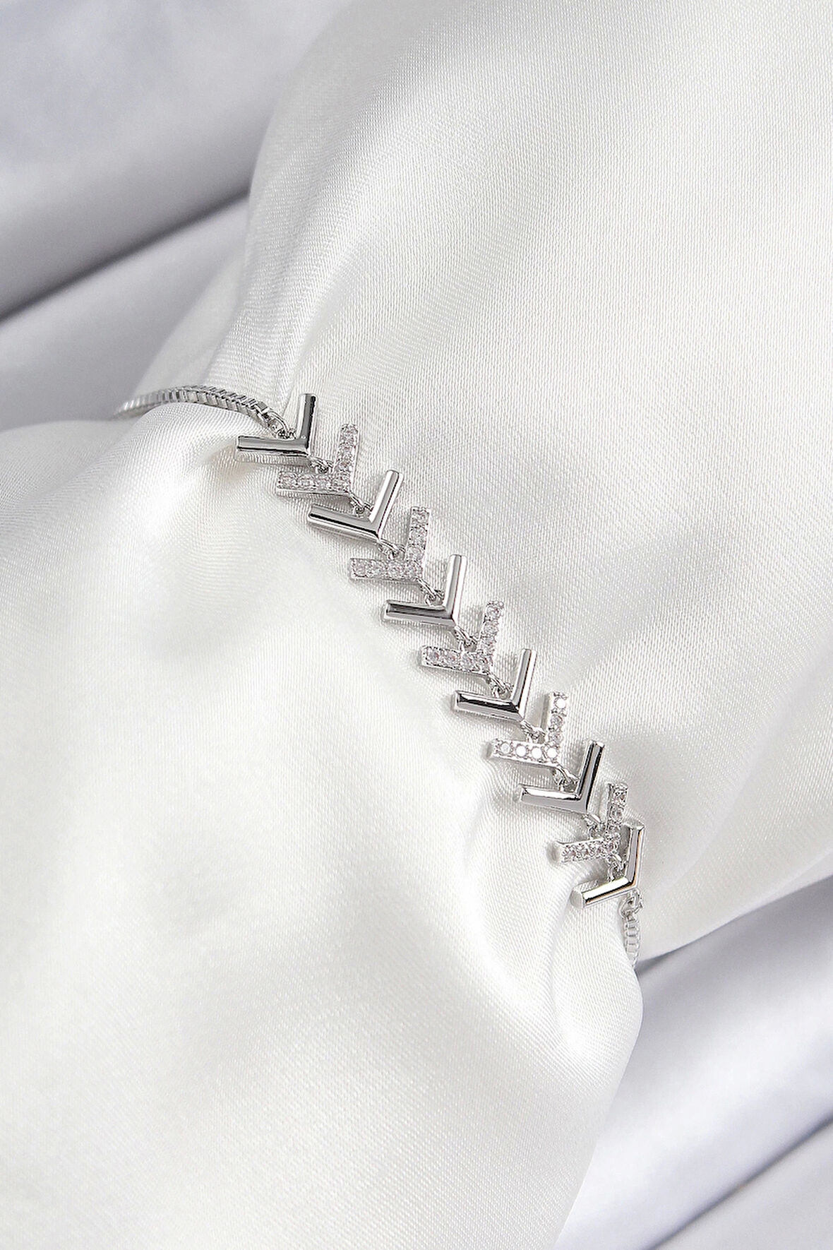 CEYLAN ADAM Pirinç Zirkon Taşlı Sıralı Ok Model Gümüş Renk Asansörlü Kadın Bileklik