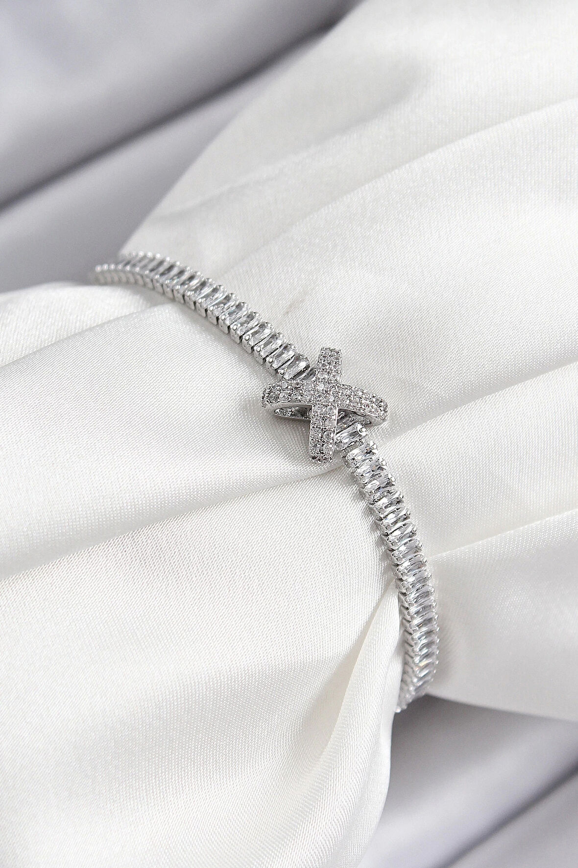 CEYLAN ADAM Pirinç Zirkon Taşlı X Detaylı Su Yolu Model Gümüş Renk Asansörlü Kadın Bileklik