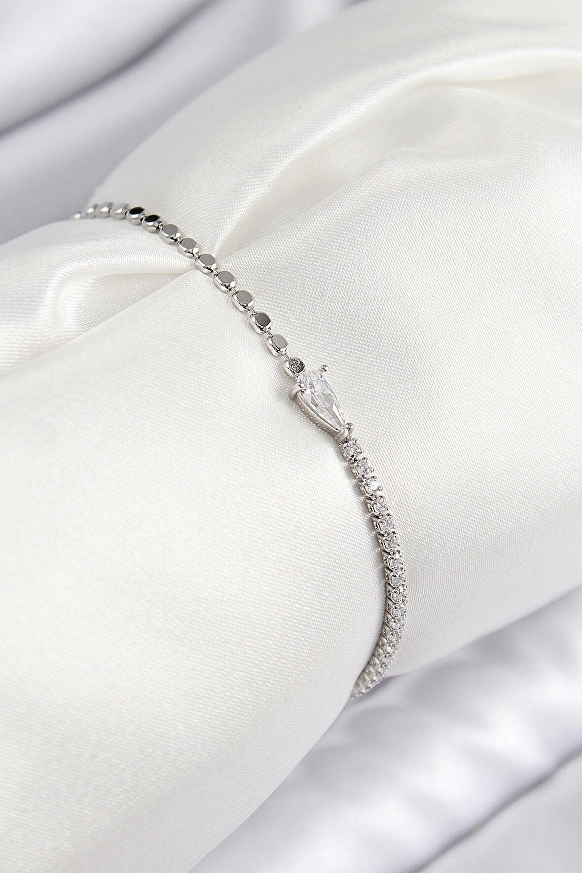 CEYLAN ADAM Pirinç Zirkon Taşlı Damla Model Ezme Zincir Gümüş Renk Kadın Bileklik