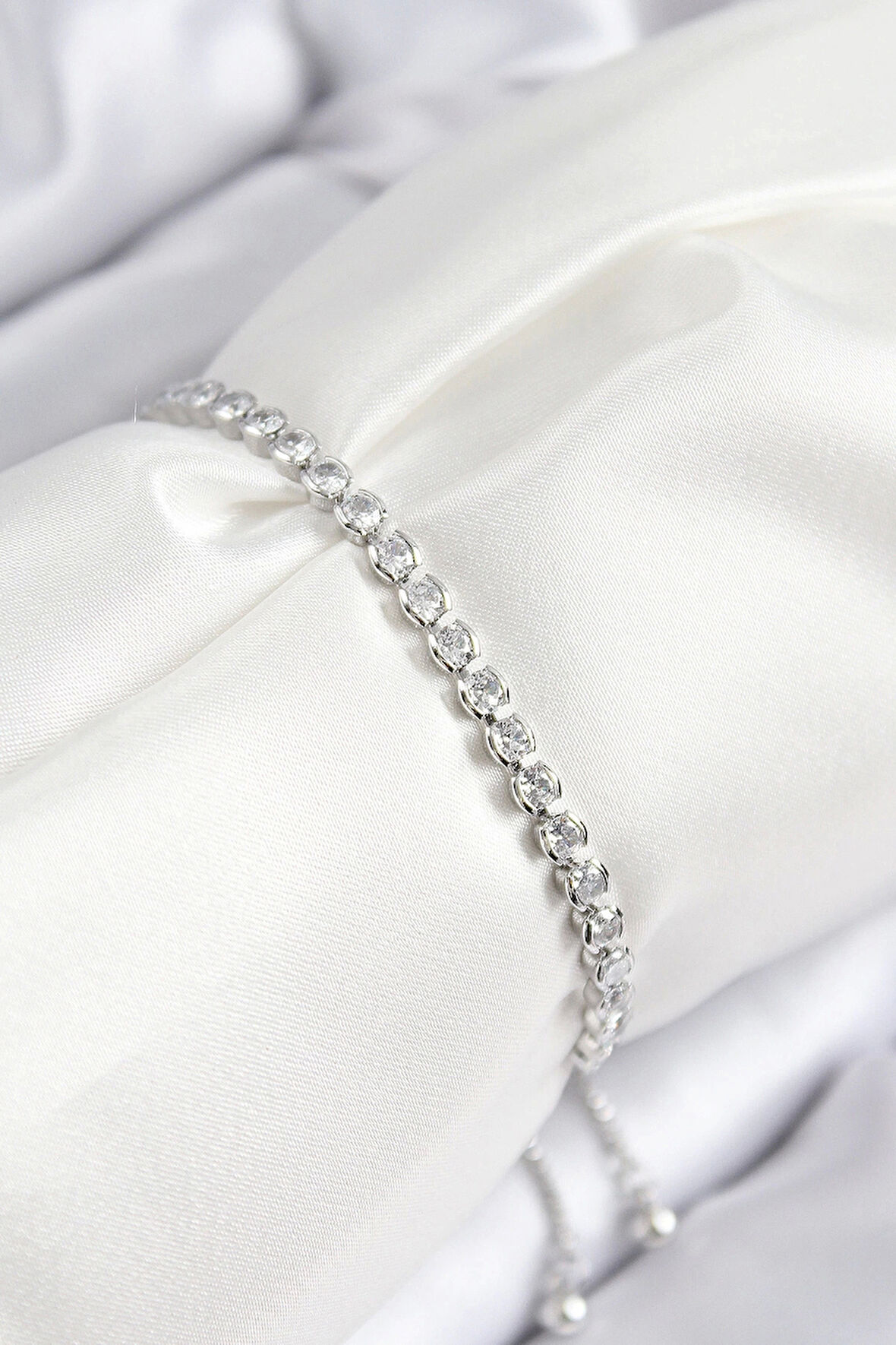 CEYLAN ADAM Pirinç Zirkon Taşlı Sıralı Model Gümüş Renk Asansörlü Kadın Bileklik