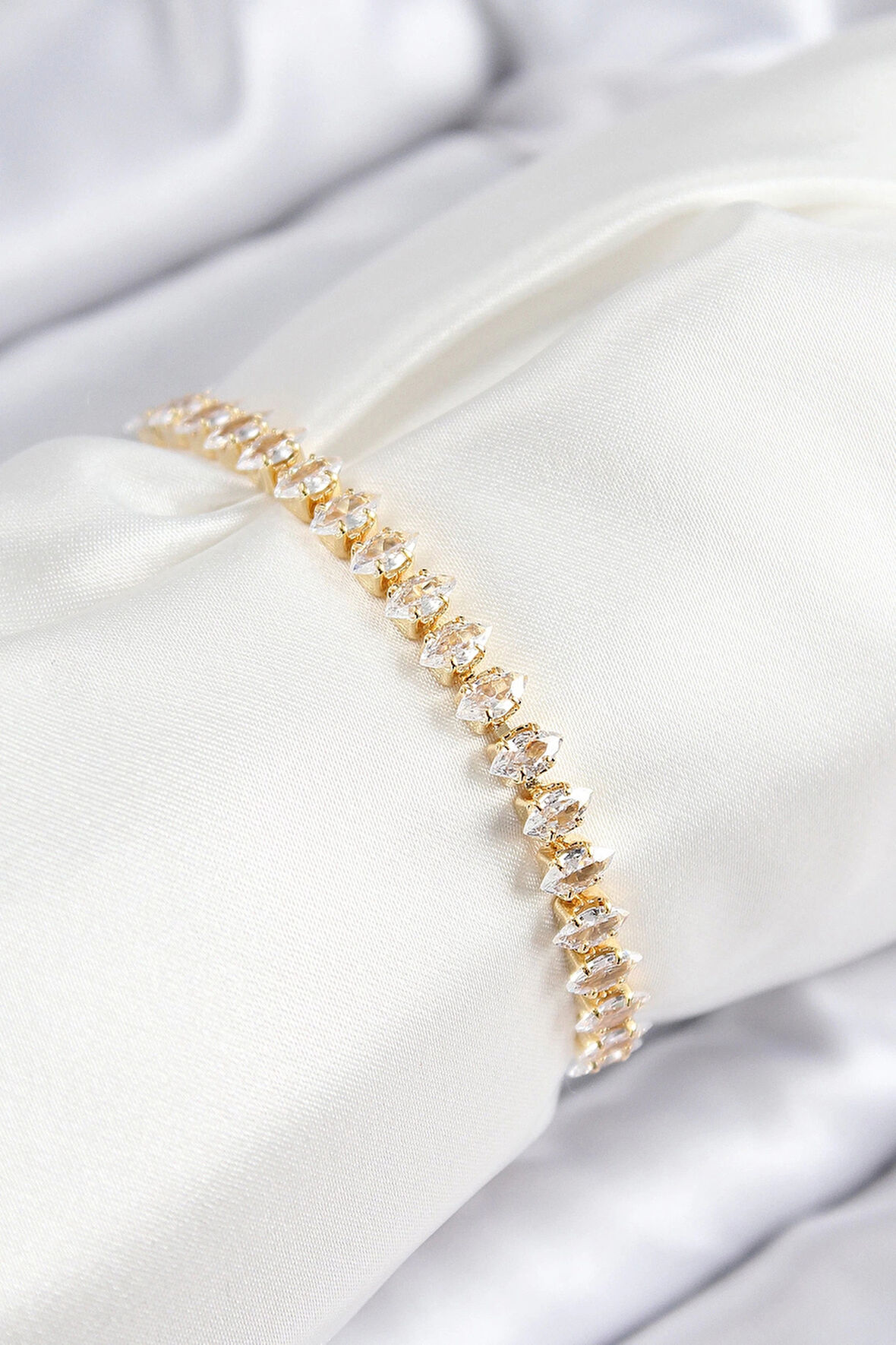 CEYLAN ADAM Pirinç Zirkon Taşlı Damla Model Gold Renk Asansörlü Kadın Bileklik