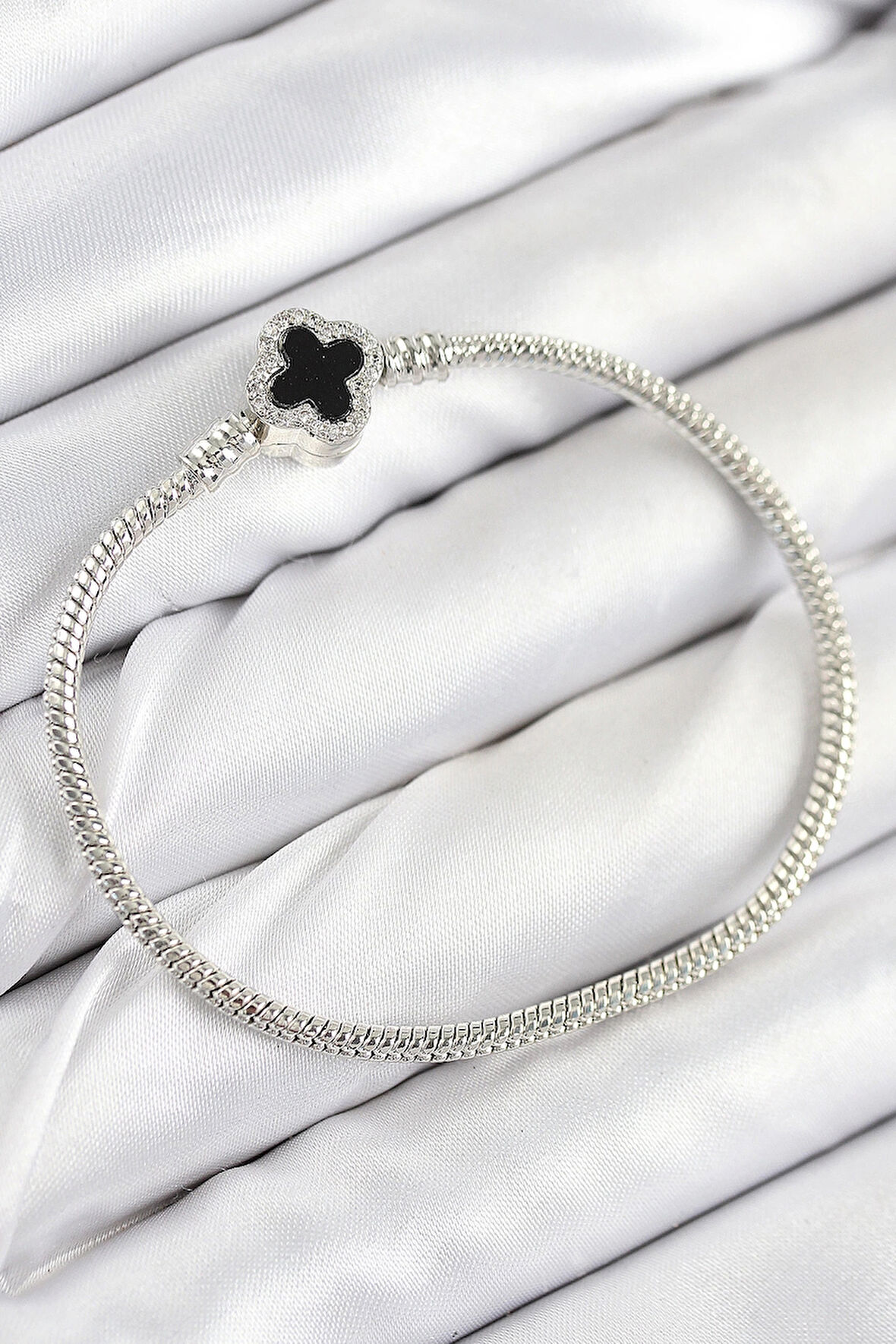 CEYLAN ADAM Pirinç Charm Zirkon Taşlı Yonca Model Gümüş Renk Kadın Bileklik