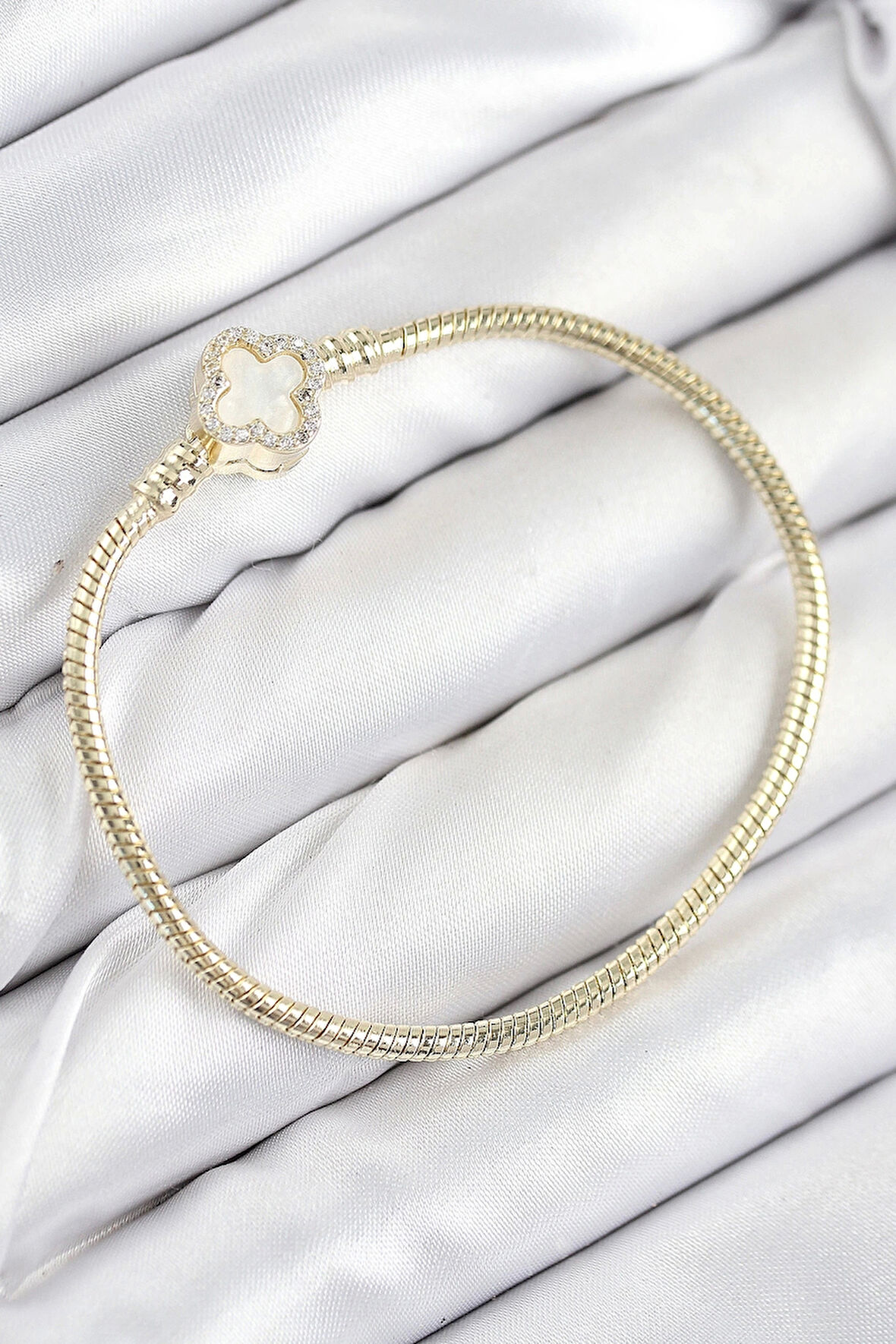 CEYLAN ADAM Pirinç Charm Zirkon Taşlı Yonca Model Gold Renk Kadın Bileklik