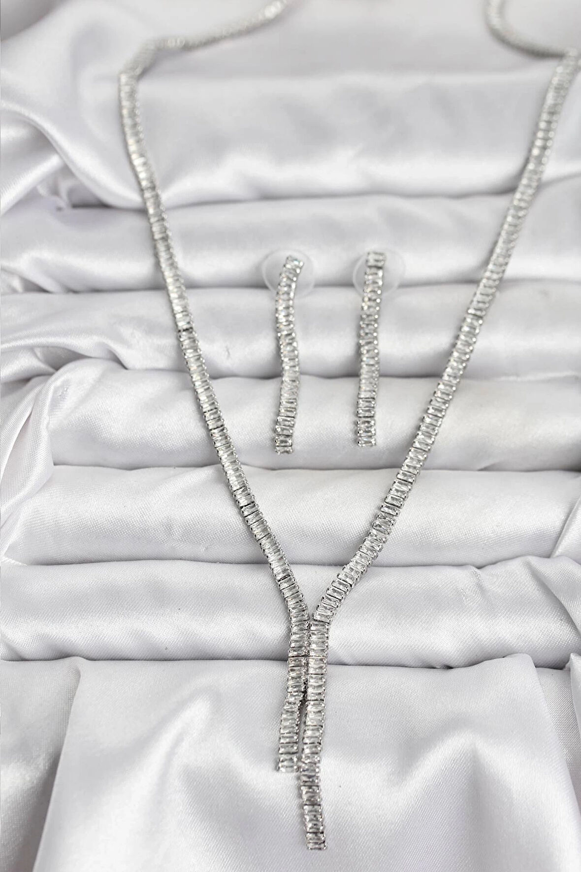 CEYLAN ADAM Gümüş Renk Baget Zirkon Taşlı Kadın Kolye Küpe Set