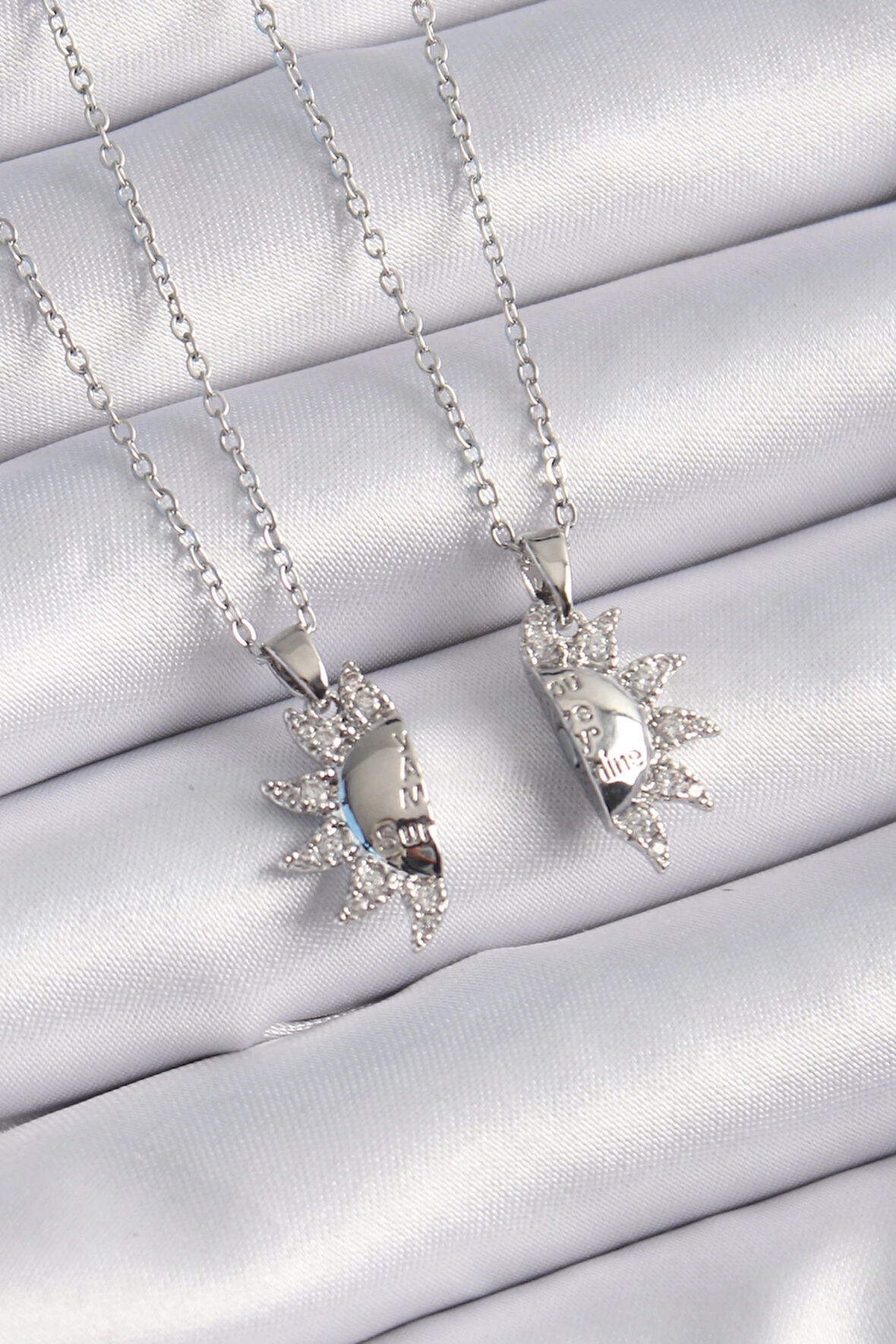 CEYLAN ADAM 316L Çelik Gümüş Renk Zirkon Taşlı Güneş Model İşleme Yazı Detay Arkadaşlık Kolyesi