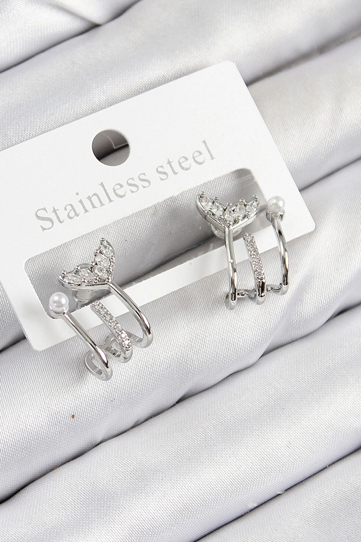 CEYLAN ADAM Pirinç Zirkon Taşlı İnci Detaylı Balık Kuyruğu Model Gümüş Renk Kadın Küpe