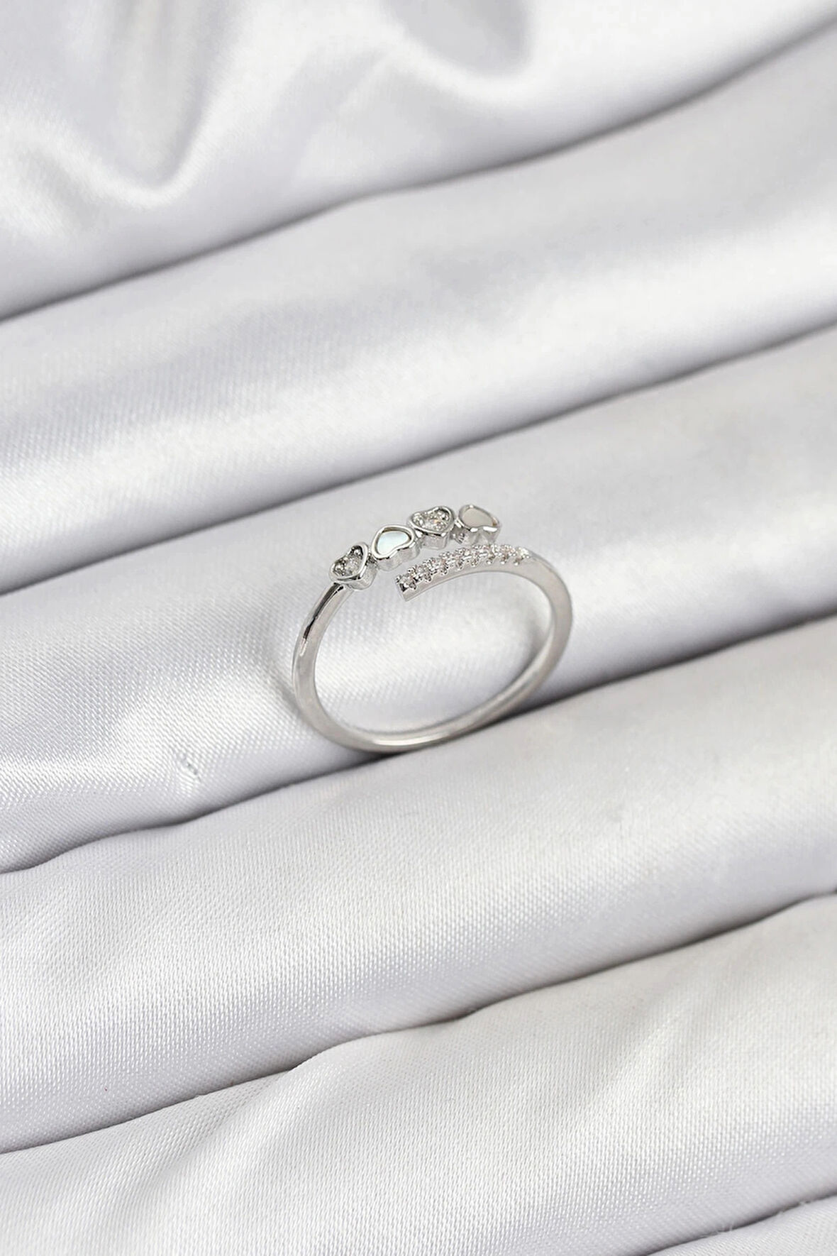 CEYLAN ADAM Pirinç Gümüş Renk Kalpli Detaylı Zirkon Taşlı Kadın Yüzük