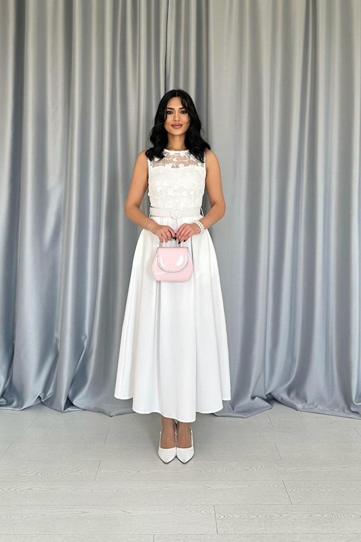 Beyaz Önü Dantel Detaylı Kemerli Elbise