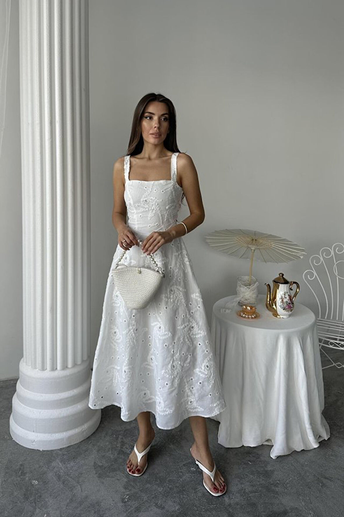 Beyaz Arkası Korse Detaylı Uzun Elbise